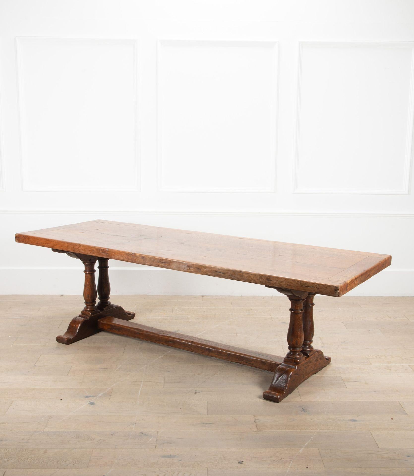 Grande table de réfectoire en chêne du 20ème siècle reposant sur des doubles balustres.
Il s'agit d'une table de salle à manger substantielle et pratique, dont la couleur et la patine sont d'une grande beauté.