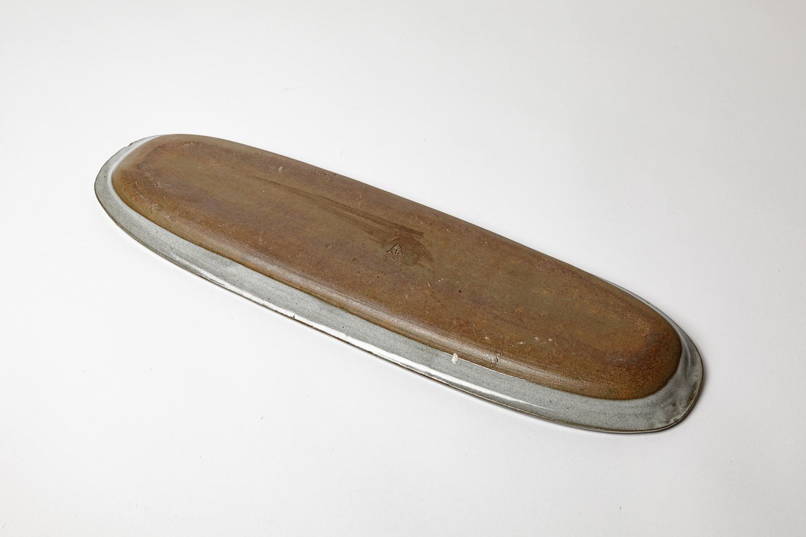 Ceramica grande piatto decorativo o vide poche in gres grigio del XX secolo di A.I.C. Robert in vendita