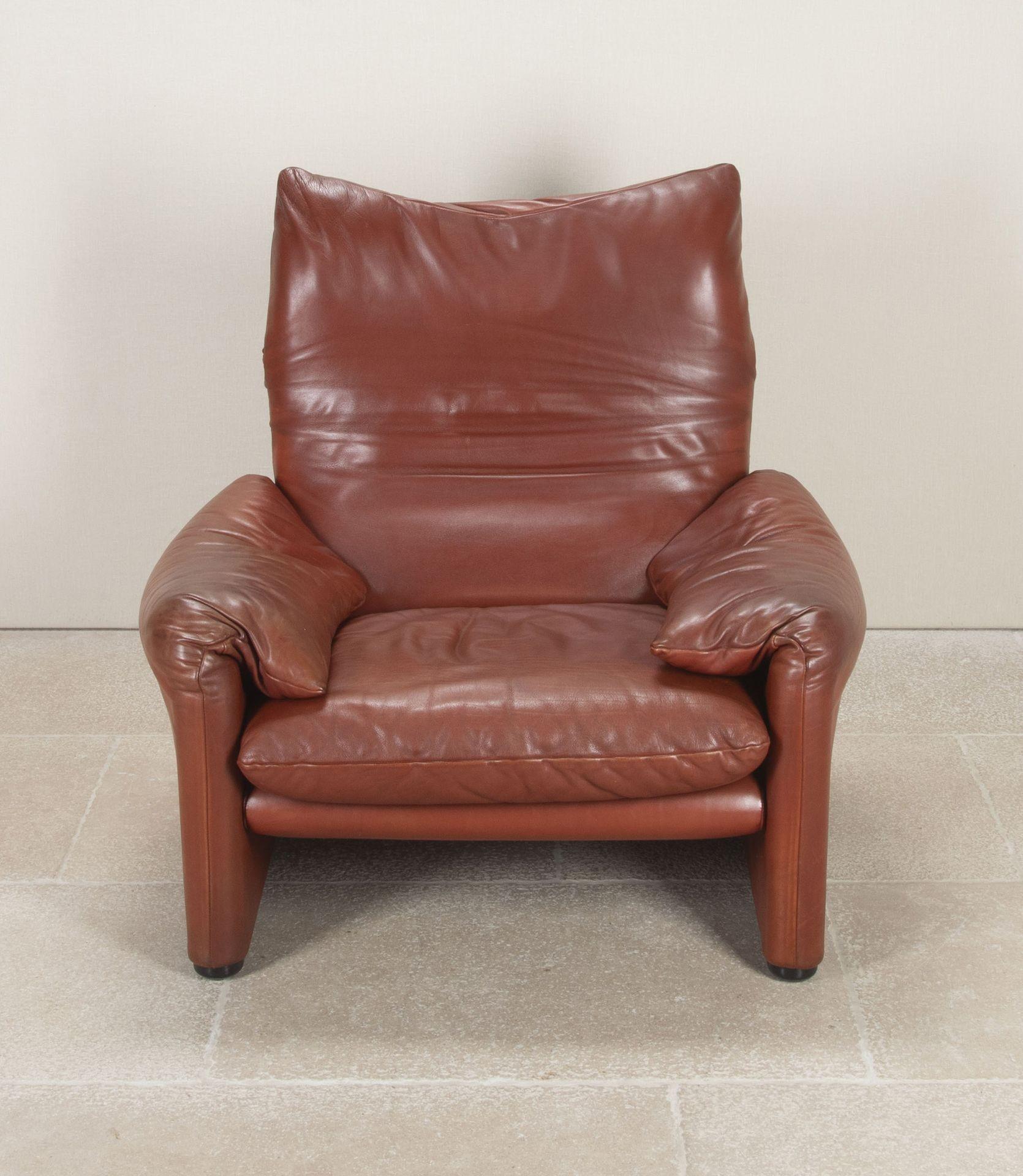Fauteuil en cuir Maralunga d'origine italienne des années 1970, modèle 675, de Vico Magistretti by Cassina.
En cuir de couleur cognac. En excellent état, avec un cuir de la meilleure qualité.
Avec un appui-tête intégré qui peut être relevé pour
