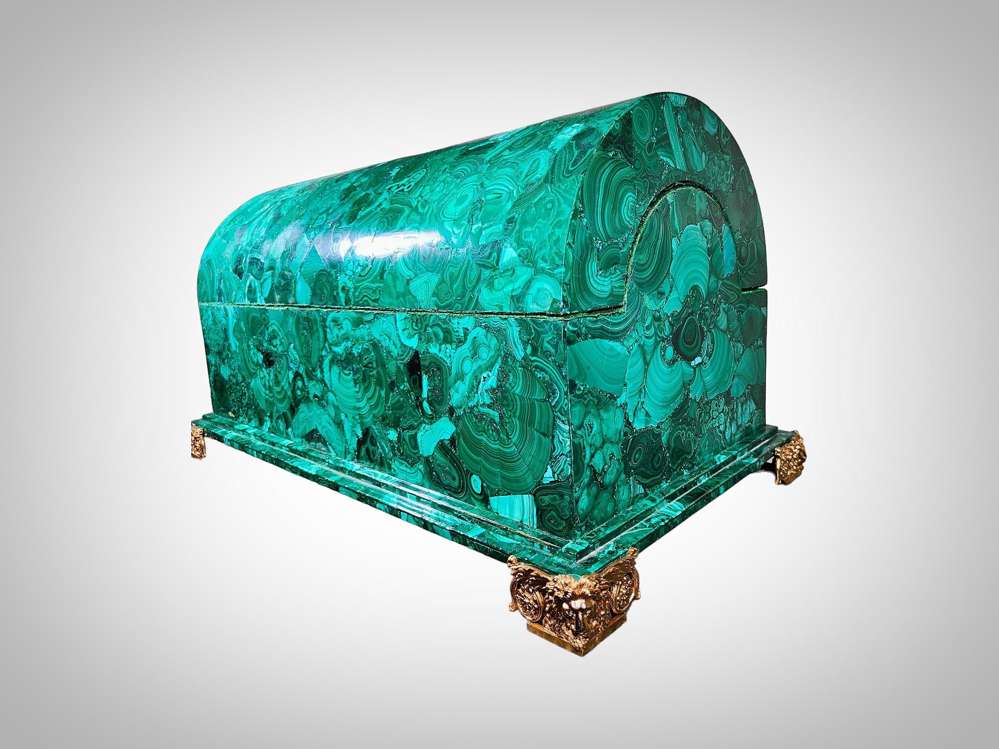 20ième siècle Grande boîte en malachite du 20ème siècle, 70 x 40 x 33 cm en vente