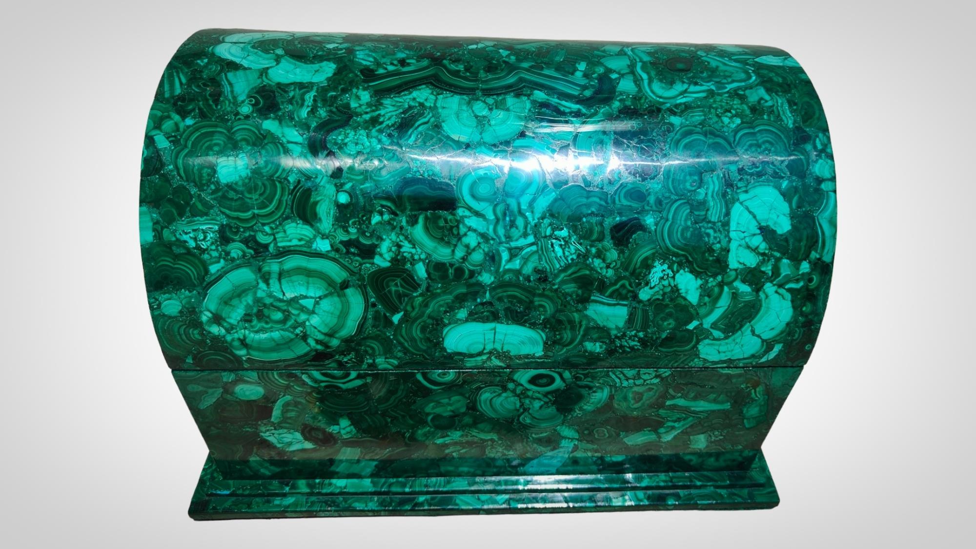 Large 20th Century Malachite Box
Large malachite box - semi-precious stone used by jewellers. It is in an excellent state of preservation. Twentieth century. Dimensions: 51x38x34cm