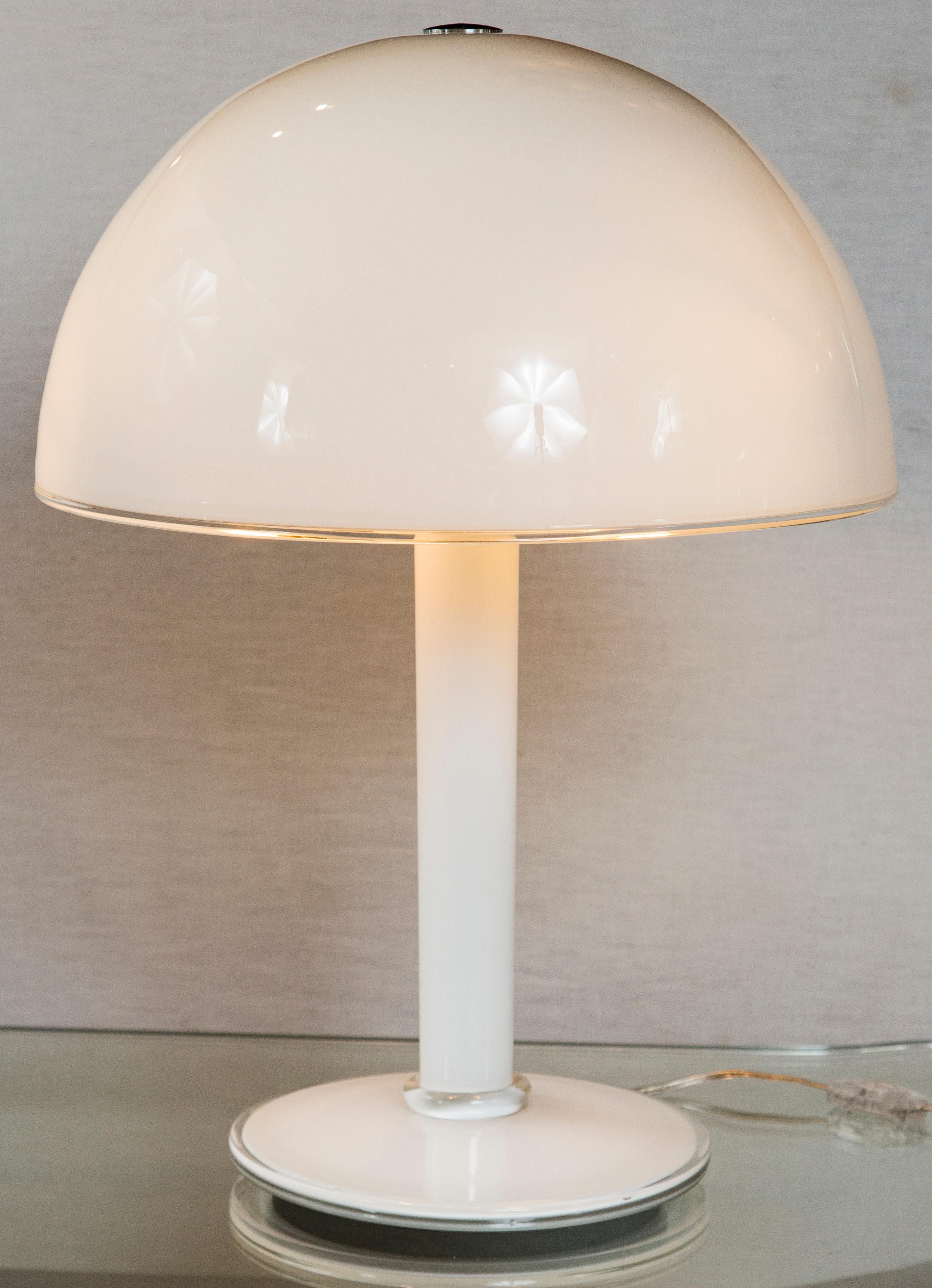 Lovely proportioned dome-shaped table lamp in an white and clear blown glass with nickel fittings, rewired.
Dating: late 1970s-early 1980s
Origin: Murano, Italy
Condition: Excellent
Dimensions:
24