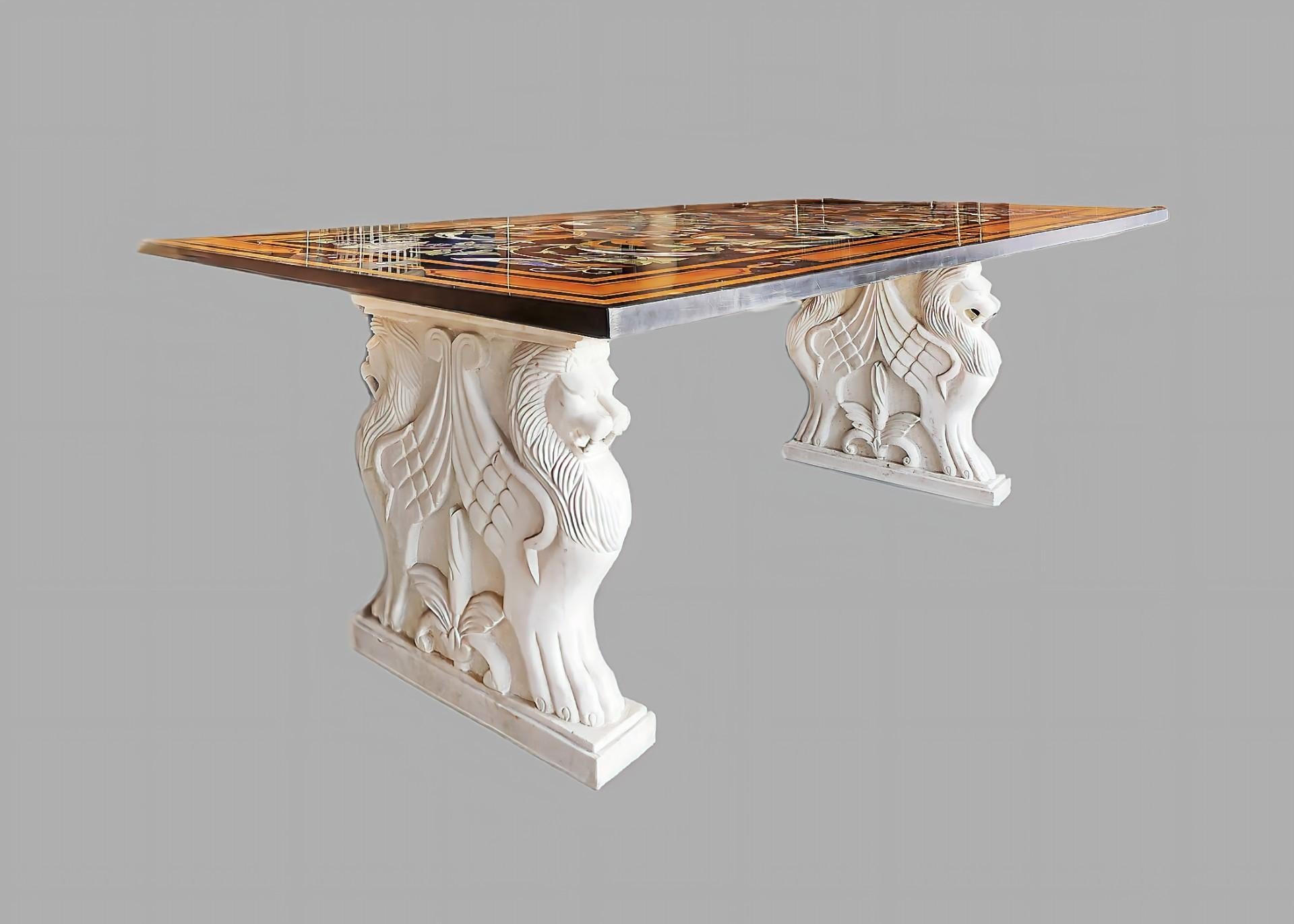 Grande table en marbre incrusté de Pietra Dura du 20e siècle avec bases en forme de lion d'après Fanzago

Italien, dans le style de Cosimo Fanzago, le plateau en pietra dura fine et colorée avec des incrustations de lapis-lazuli, de marbre de