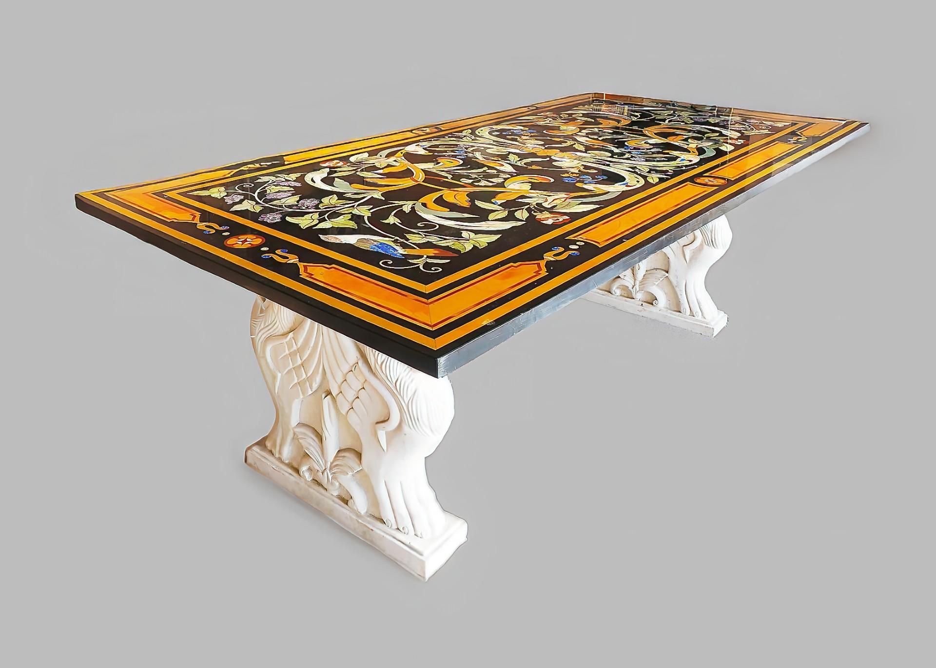 Baroque Grande table du 20ème siècle en marbre incrusté Pietra Dura avec bases en forme de lion d'après Fanzago en vente