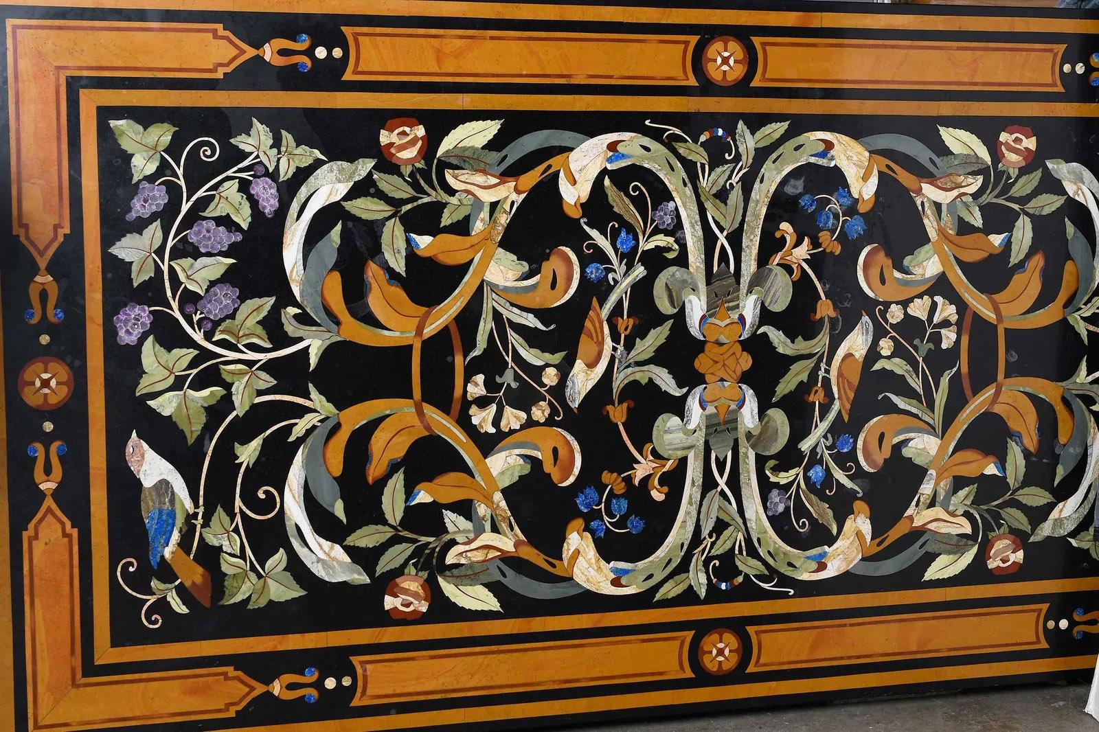 Incrusté Grande table du 20ème siècle en marbre incrusté Pietra Dura avec bases en forme de lion d'après Fanzago en vente