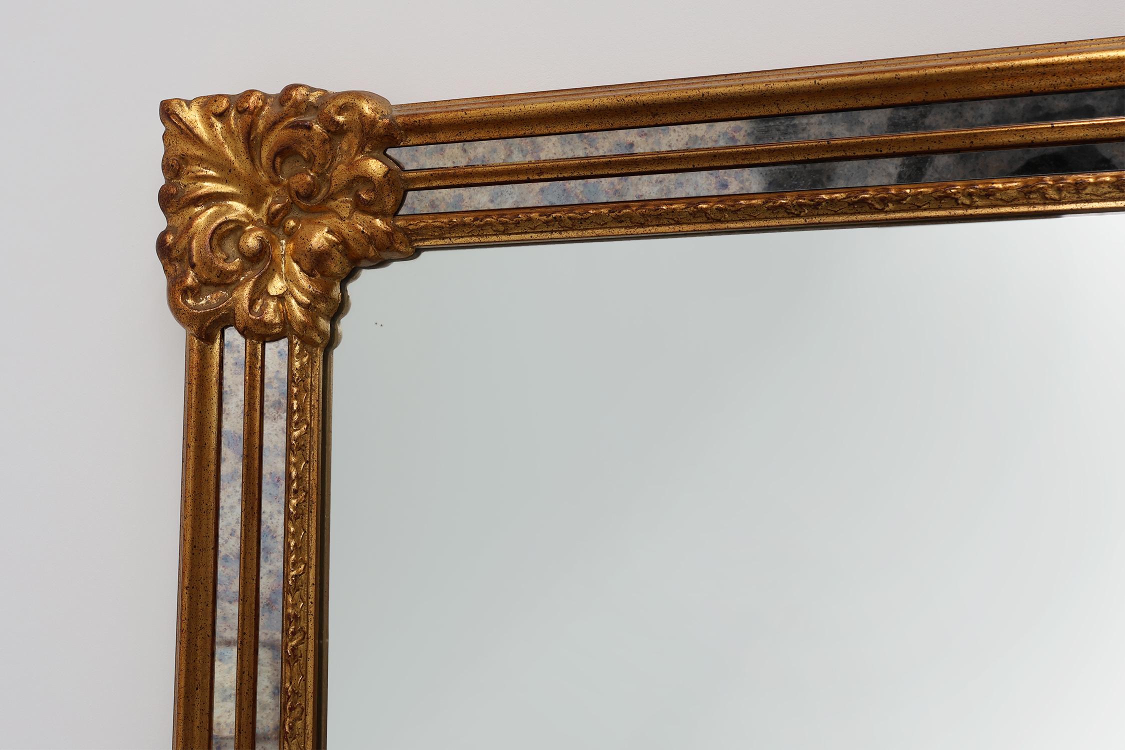 Bélgica / 1980 / Espejo / DeKnudt / Resina, madera / Mediados de siglo / Barroco

Precioso espejo Deknudt dorado rectangular muy grande. Este espejo tiene un marco de estilo barroco con paneles laterales de cristal ahumado jaspeado en resina y