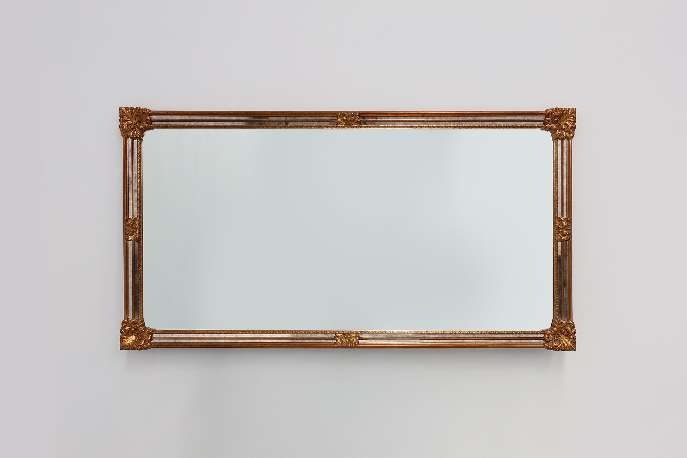 Belgique / 1980 / Miroir / Deknudt / Résine, bois / Milieu du siècle / Baroque

Magnifique et très grand miroir rectangulaire doré de Deknudt. Ce miroir présente un cadre de style baroque avec des panneaux latéraux en verre fumé marbré en résine et