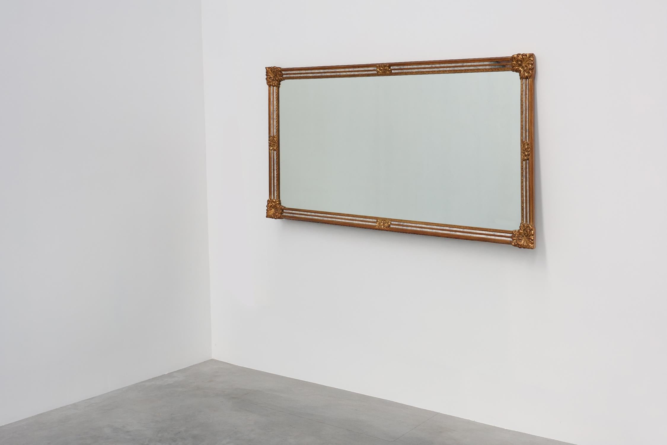 Grand miroir rectangulaire doré de style baroque, Belgique, 20e siècle en vente 1