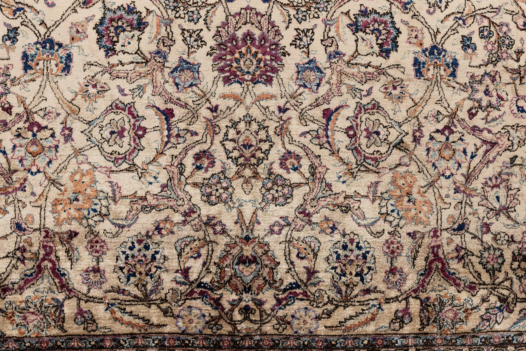 Tissé à la main Grand tapis en soie Kashan du 20e siècle dans les tons ivoire, bleu et rose en vente