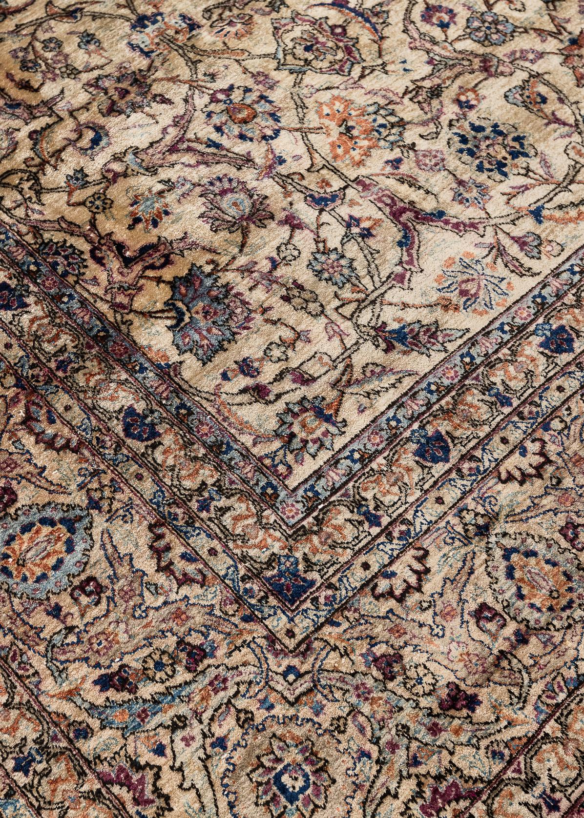 20ième siècle Grand tapis en soie Kashan du 20e siècle dans les tons ivoire, bleu et rose en vente