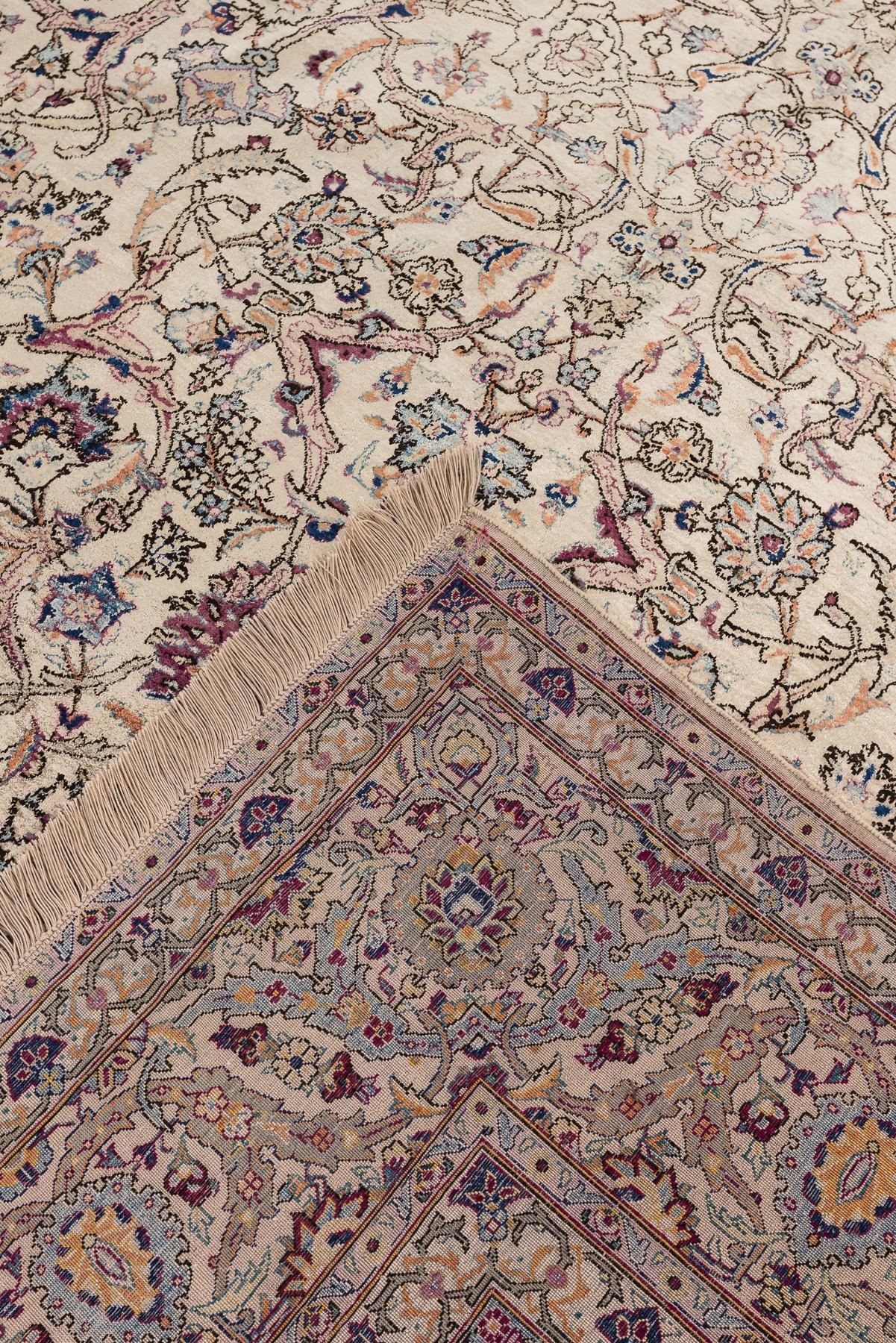 Grand tapis en soie Kashan du 20e siècle dans les tons ivoire, bleu et rose en vente 2