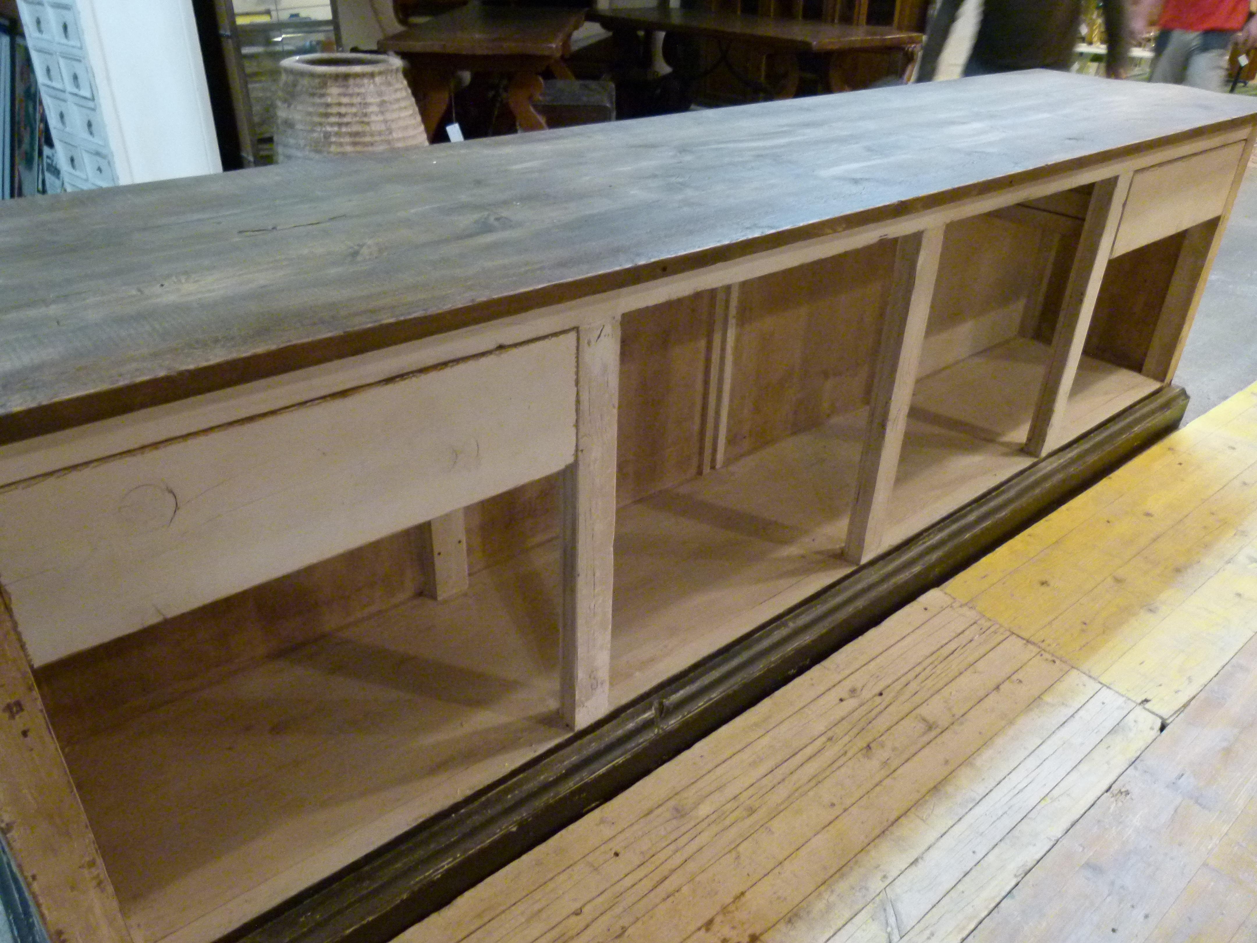 20th Century Wooden Spanish Clothing Store Counter In Good Condition In Vulpellac, Girona