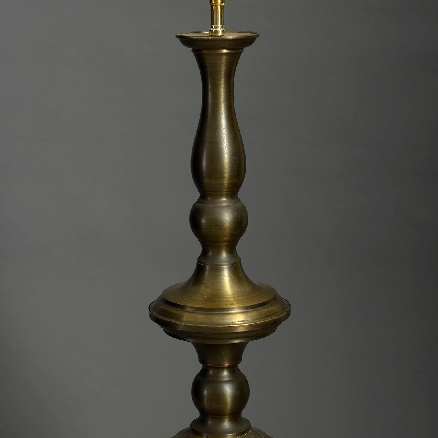 Autre Grande lampe de table en laiton tourné du 20ème siècle en vente