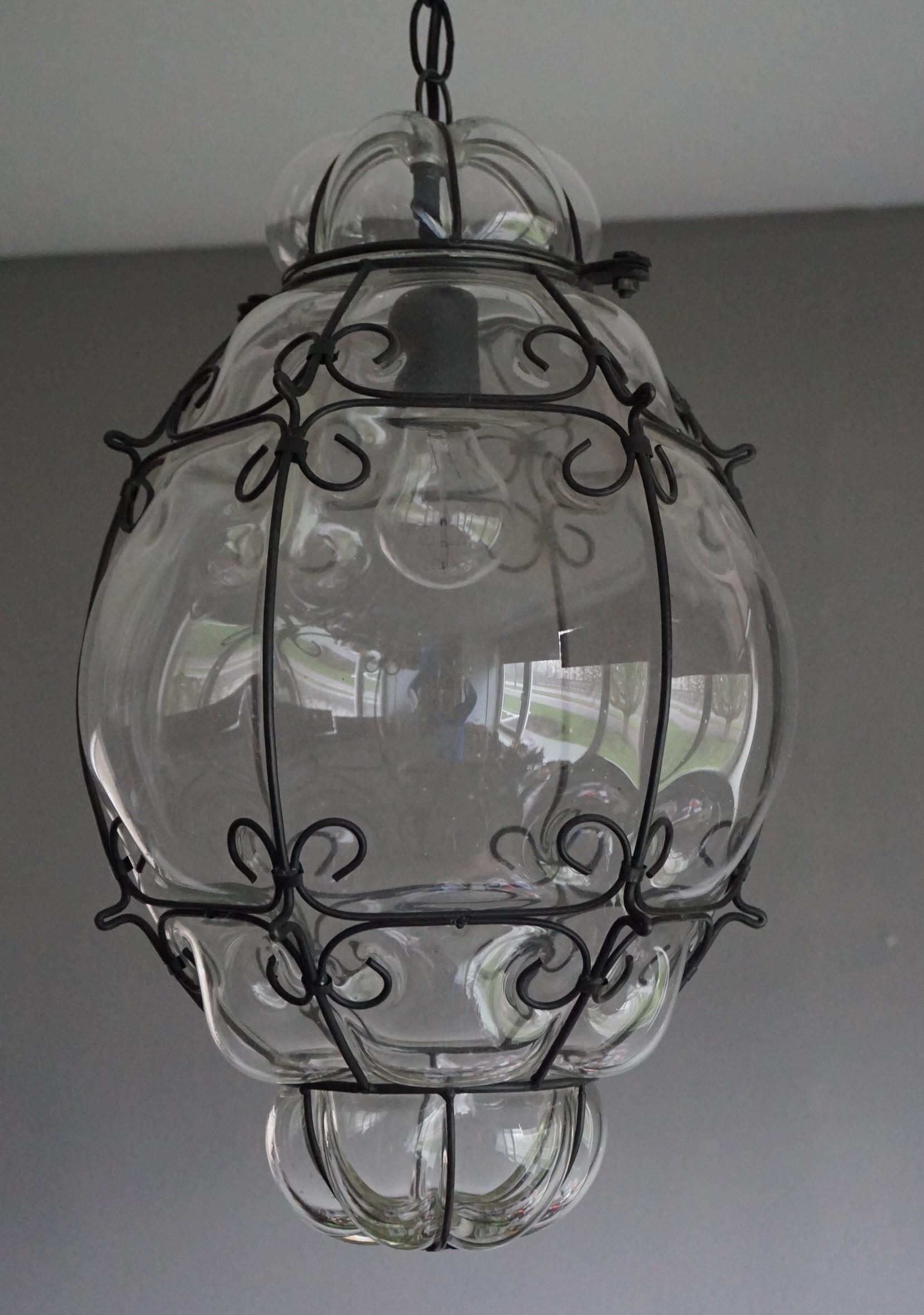 Große venezianische Hängelampe aus mundgeblasenem Glas mit Metallrahmen aus dem 20. Jahrhundert (Handgefertigt) im Angebot
