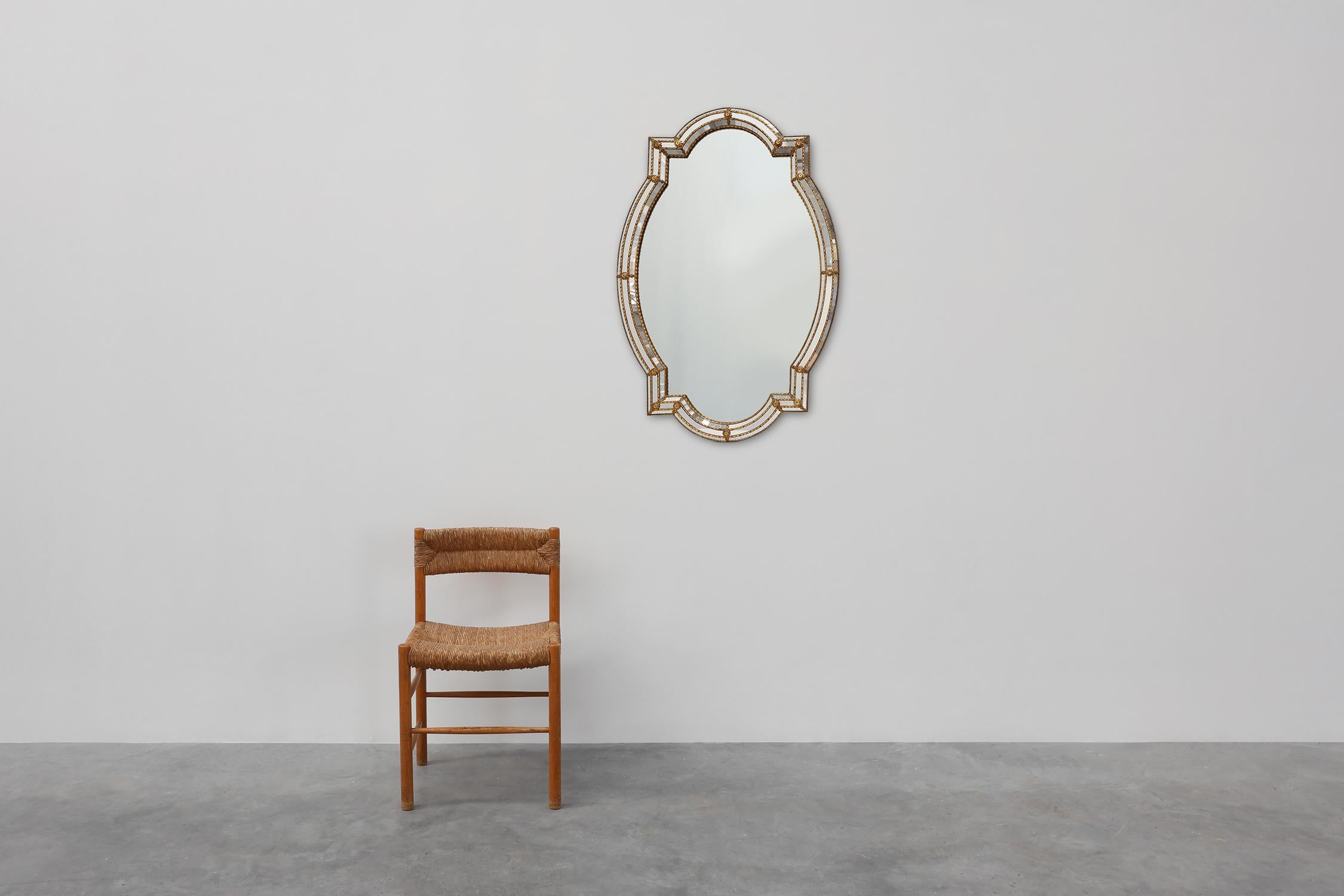 Belgique / 1950 / Miroir / métal / Vénitien / Espagne / Hollywood Regency

Magnifique miroir mural vénitien de grande taille avec cadre en mosaïque. Ce miroir glamour présente un double miroir allongé en forme de quatre-feuilles. Le cadre est en