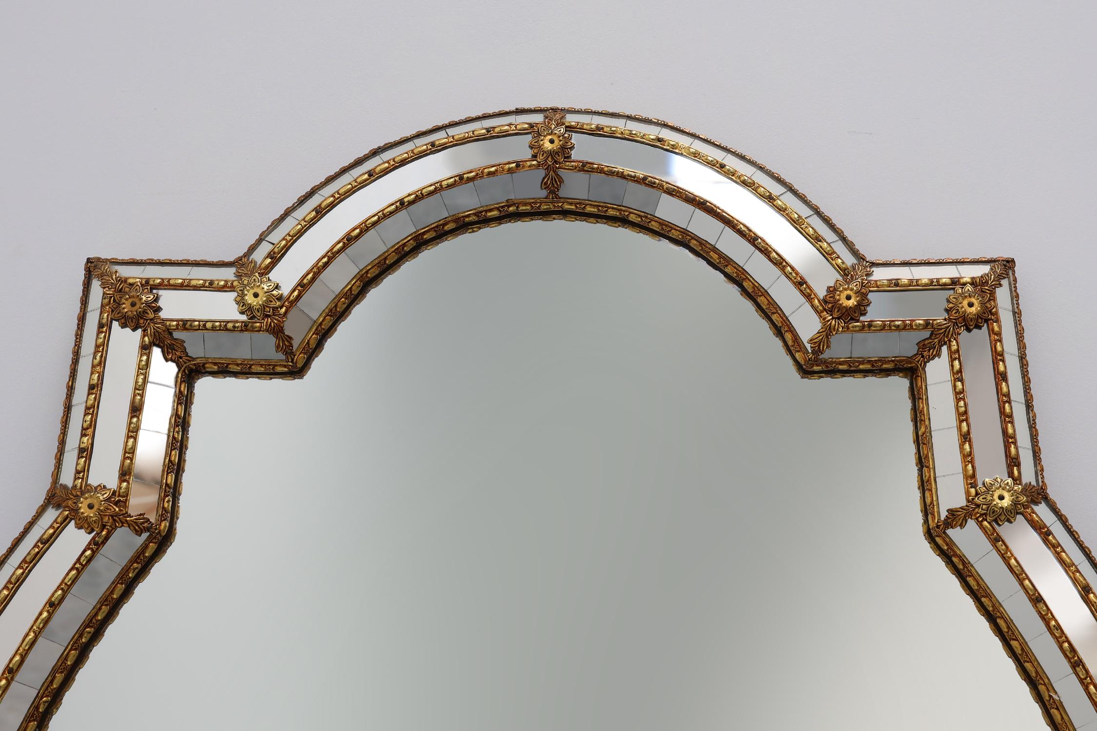 Regency Grand miroir trapézoïdal en laiton et mosaïque de style vénitien du 20e siècle en vente
