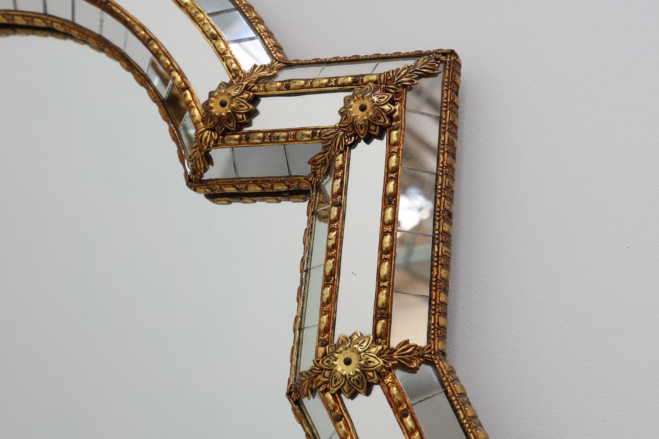 Belge Grand miroir trapézoïdal en laiton et mosaïque de style vénitien du 20e siècle en vente