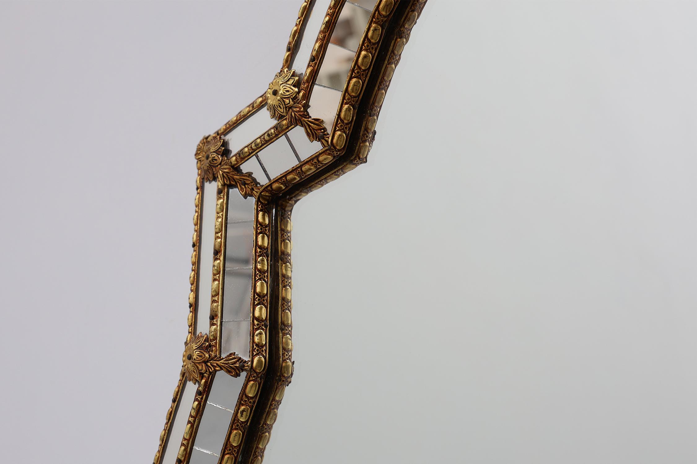 Mosaïque Grand miroir trapézoïdal en laiton et mosaïque de style vénitien du 20e siècle en vente