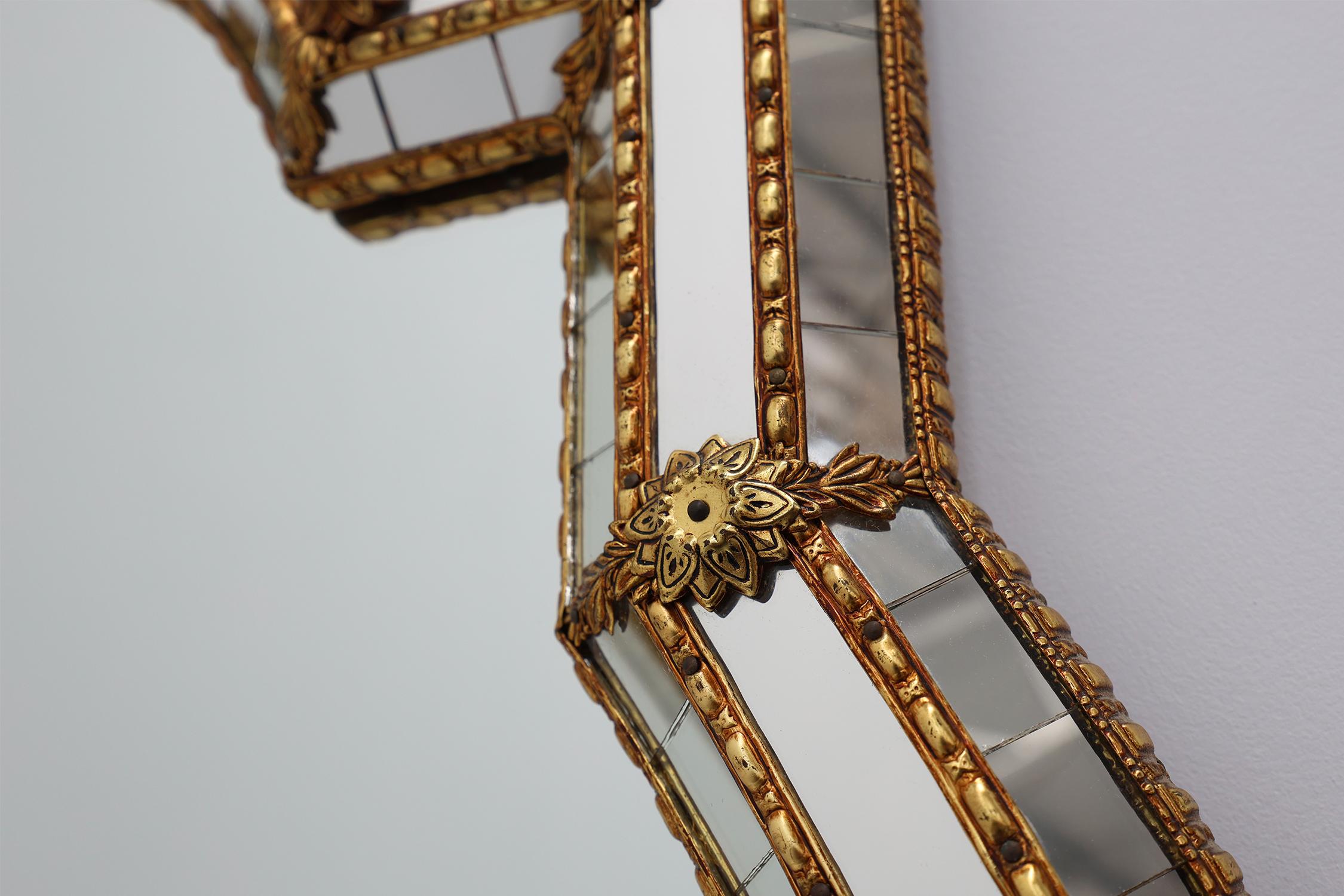 Grand miroir trapézoïdal en laiton et mosaïque de style vénitien du 20e siècle Bon état - En vente à Meulebeke, BE