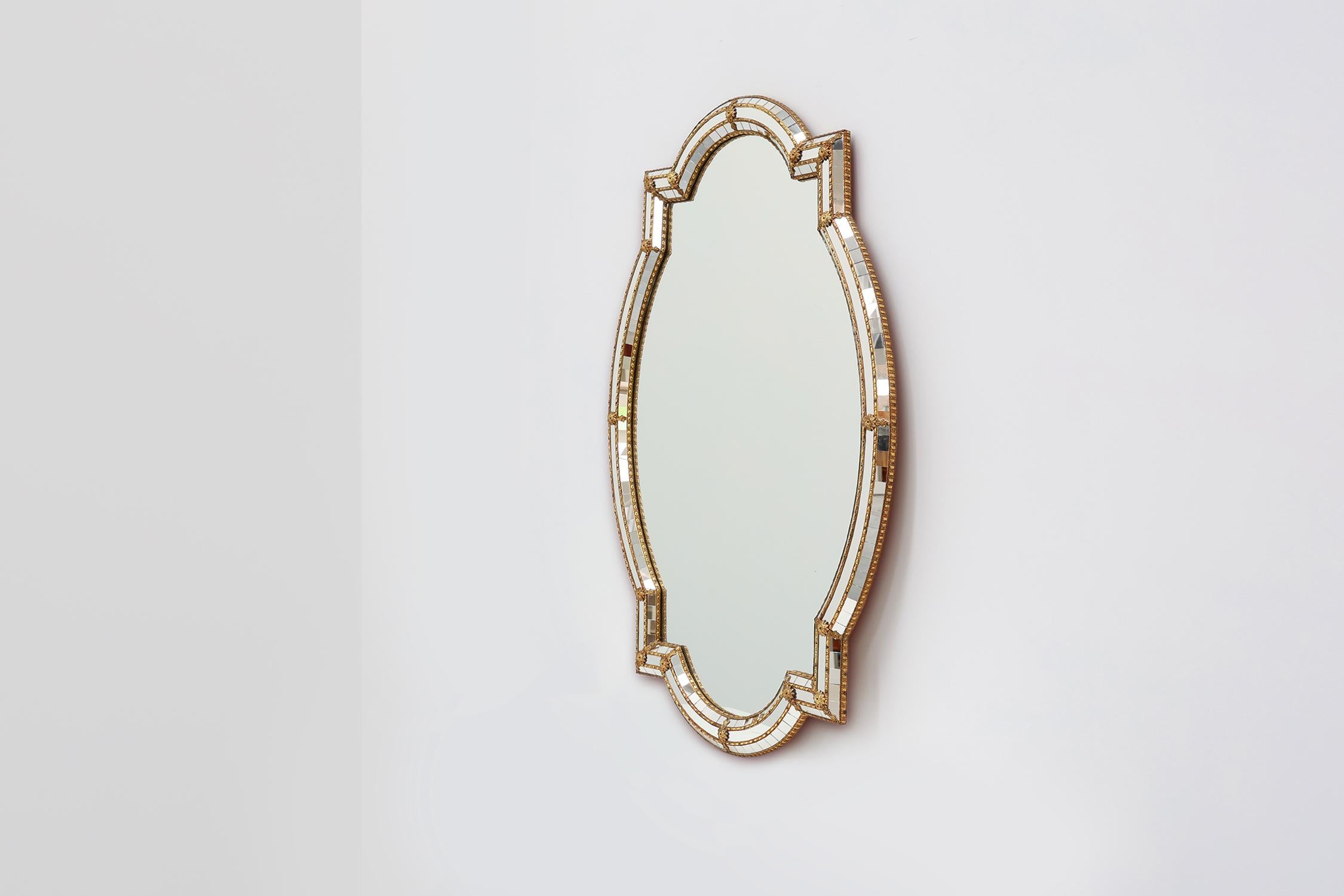 20ième siècle Grand miroir trapézoïdal en laiton et mosaïque de style vénitien du 20e siècle en vente