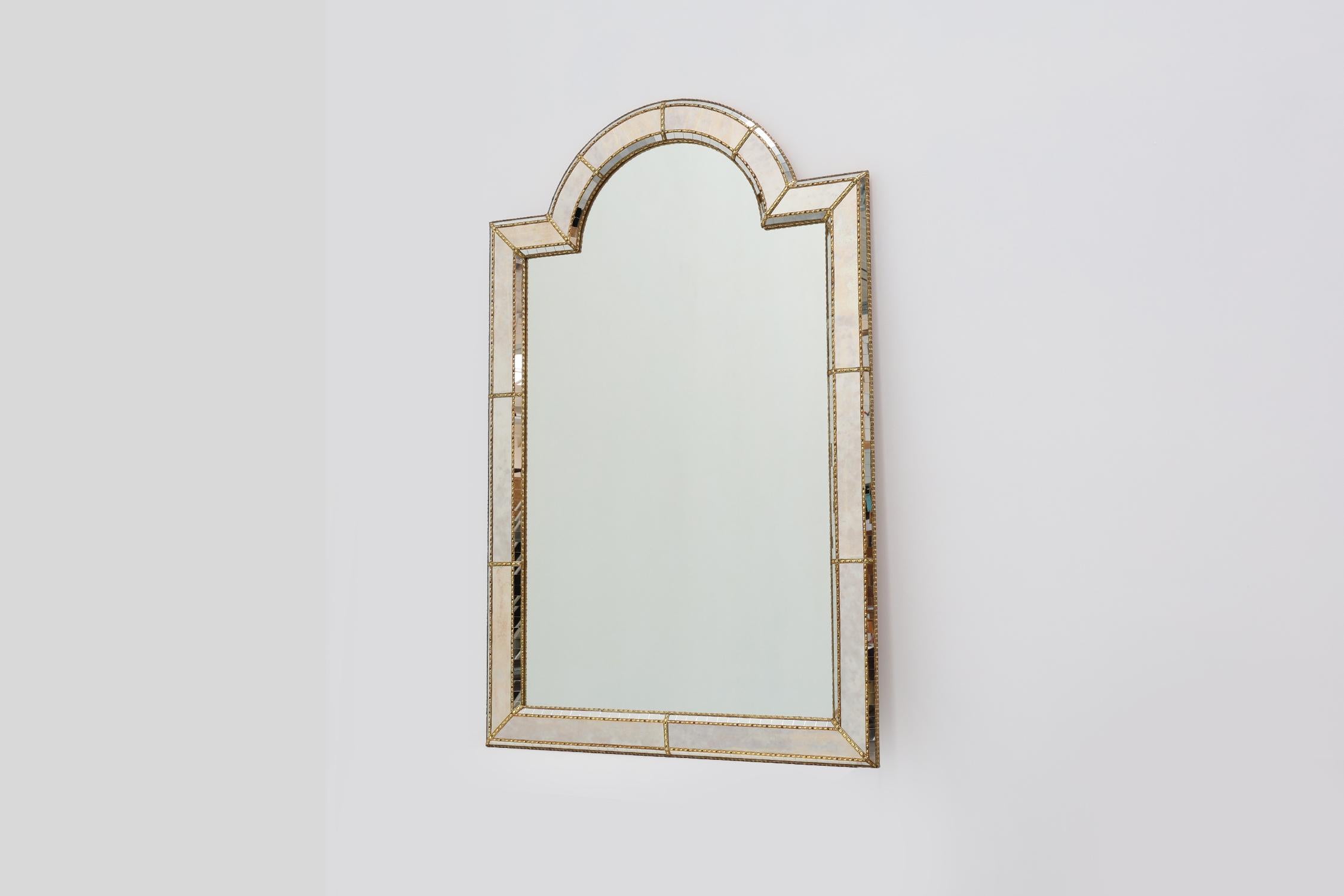 Gran espejo de mosaico trapezoidal veneciano del siglo XX con guirnaldas de latón en venta 2