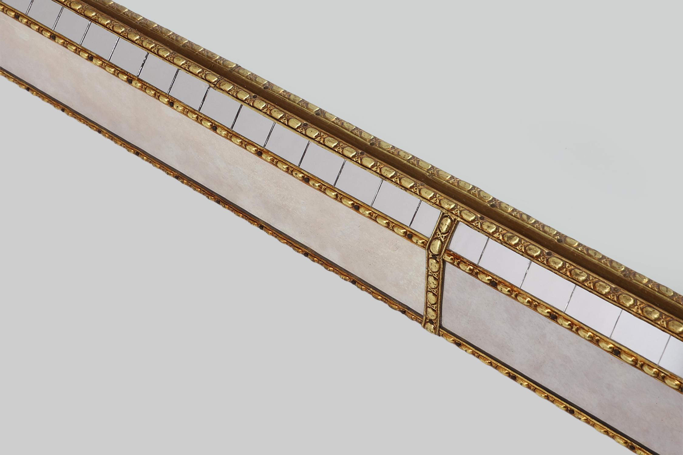 Gran espejo de mosaico trapezoidal veneciano del siglo XX con guirnaldas de latón en venta 3