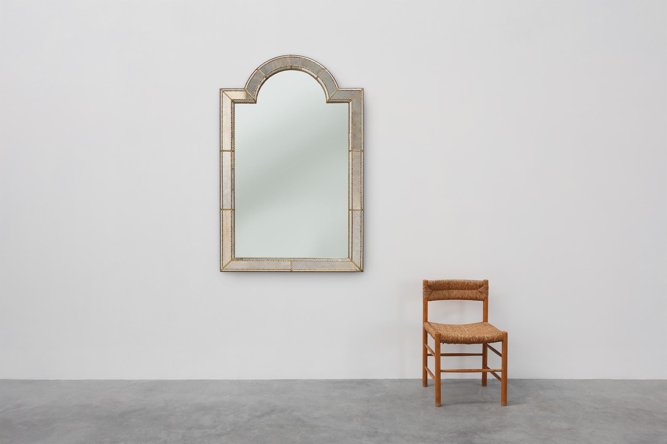 Bélgica / 1950 / Espejo / latón / veneciano / español / Hollywood regency

Elegante espejo grande con marco trapezoidal que presenta espejos aglomerados multifacéticos y guirnaldas de latón. Un espejo vintage elegante y excepcionalmente bien hecho