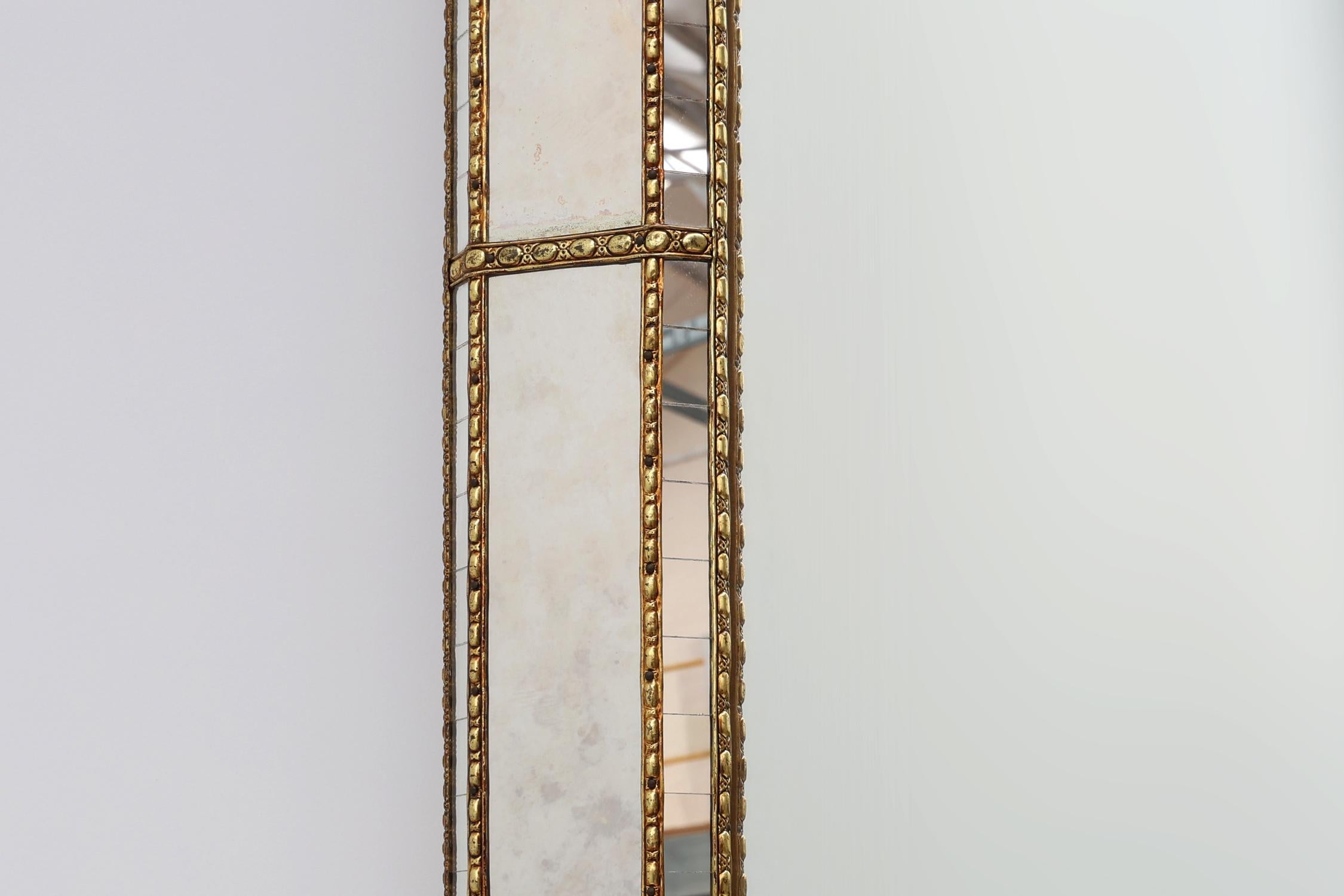 Gran espejo de mosaico trapezoidal veneciano del siglo XX con guirnaldas de latón Belga en venta