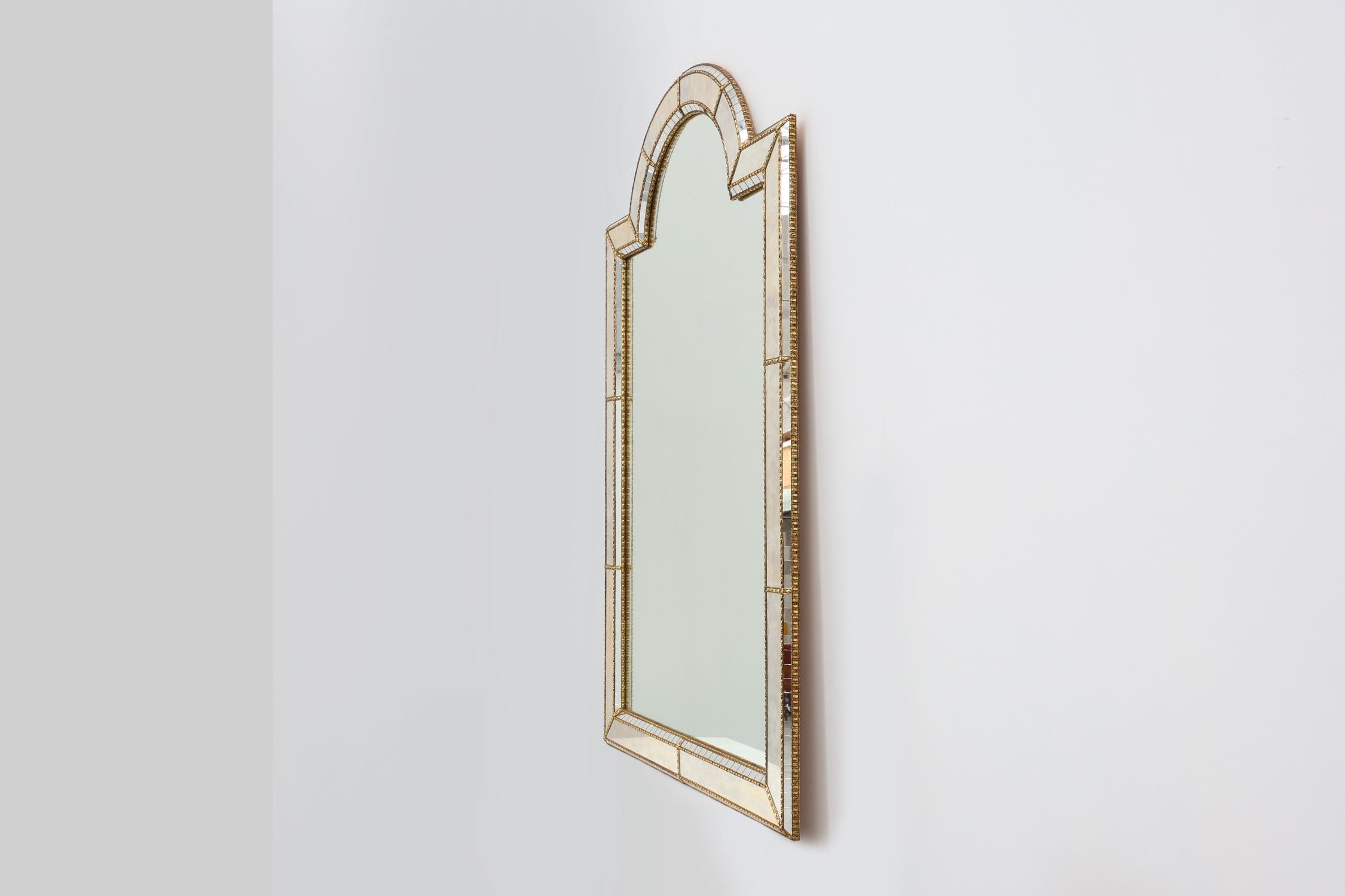 Gran espejo de mosaico trapezoidal veneciano del siglo XX con guirnaldas de latón Mosaico en venta