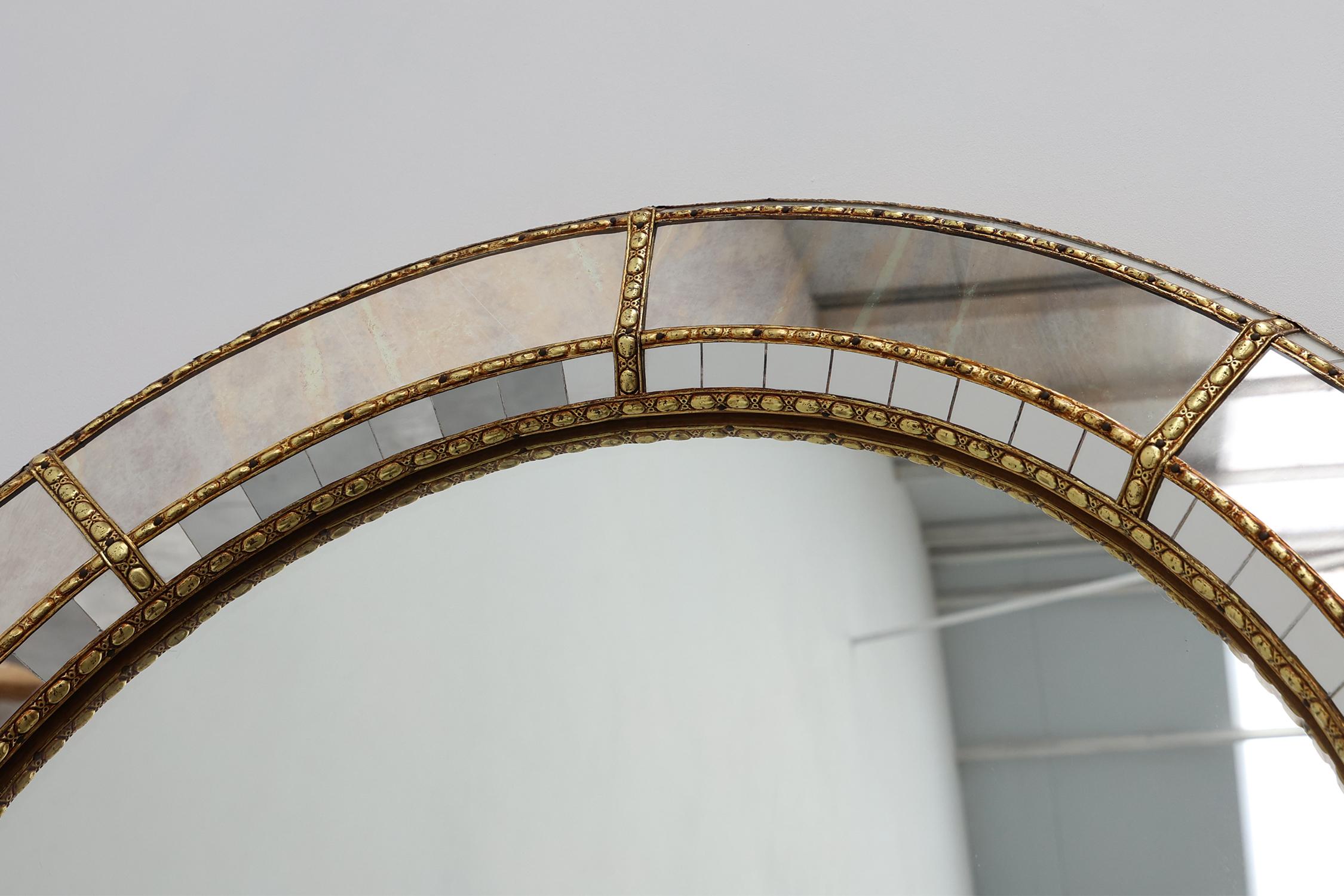 Gran espejo de mosaico trapezoidal veneciano del siglo XX con guirnaldas de latón mediados del siglo XX en venta