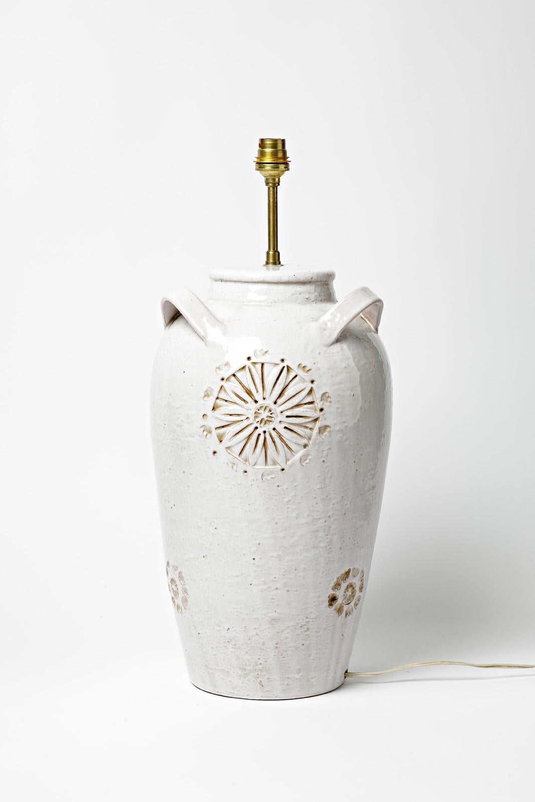Français Grande lampe de table en céramique blanche datant du 20e siècle, circa 1970, pièce unique française en vente