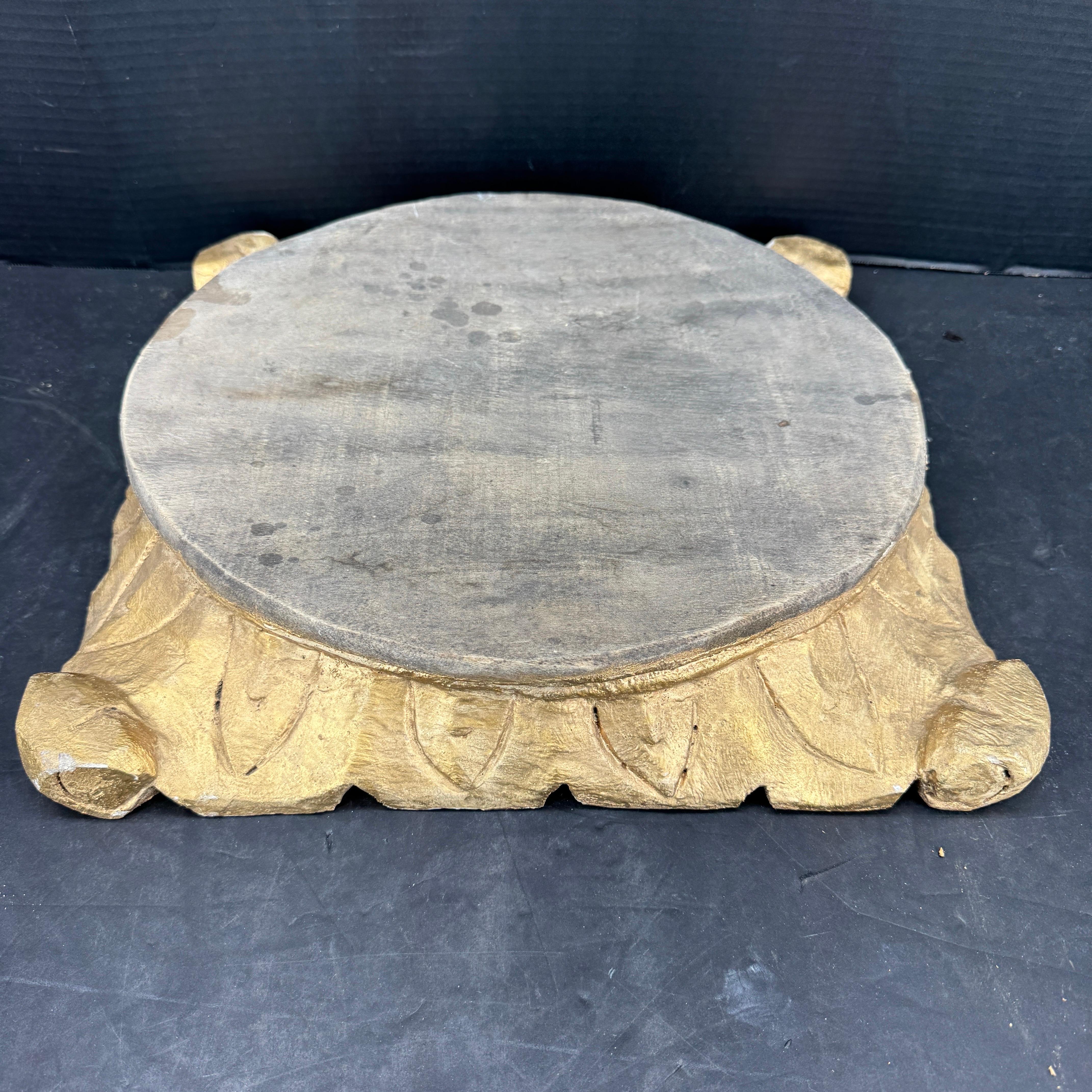 Européen Grand centre de table architectural en bois du 20e siècle The Pedestal Stand Centerpiece en vente