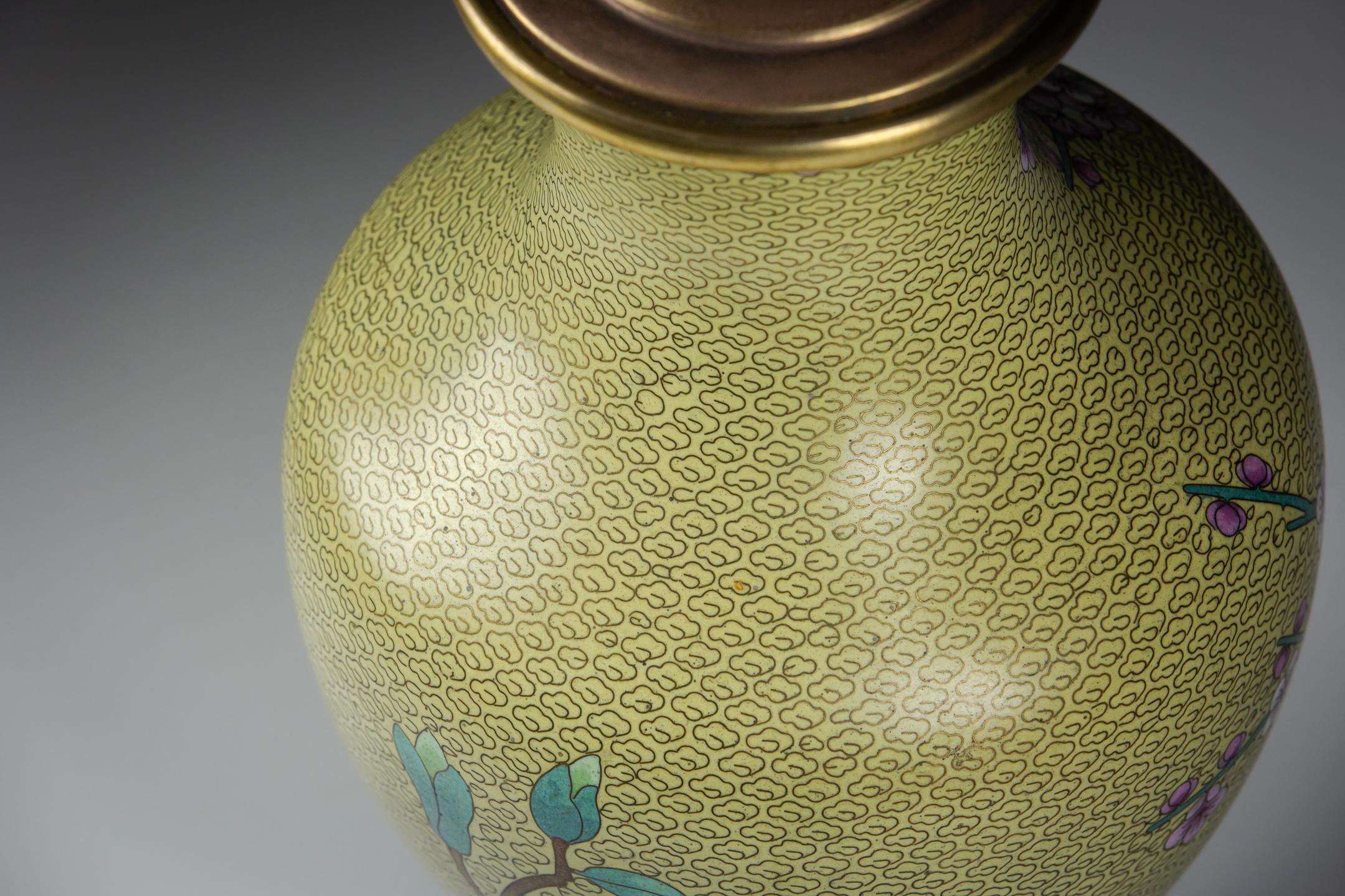 Grand vase à pie cloisonné jaune du 20e siècle en guise de lampe en vente 6