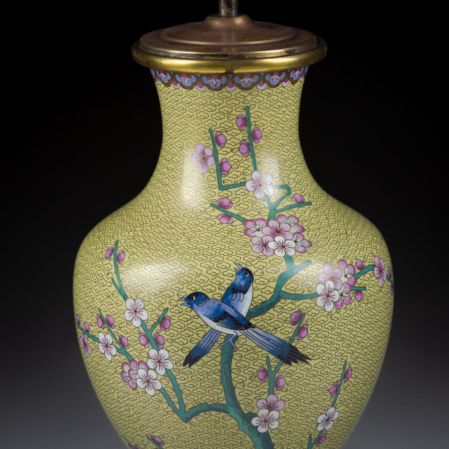 Cloisonné Grand vase à pie cloisonné jaune du 20e siècle en guise de lampe en vente