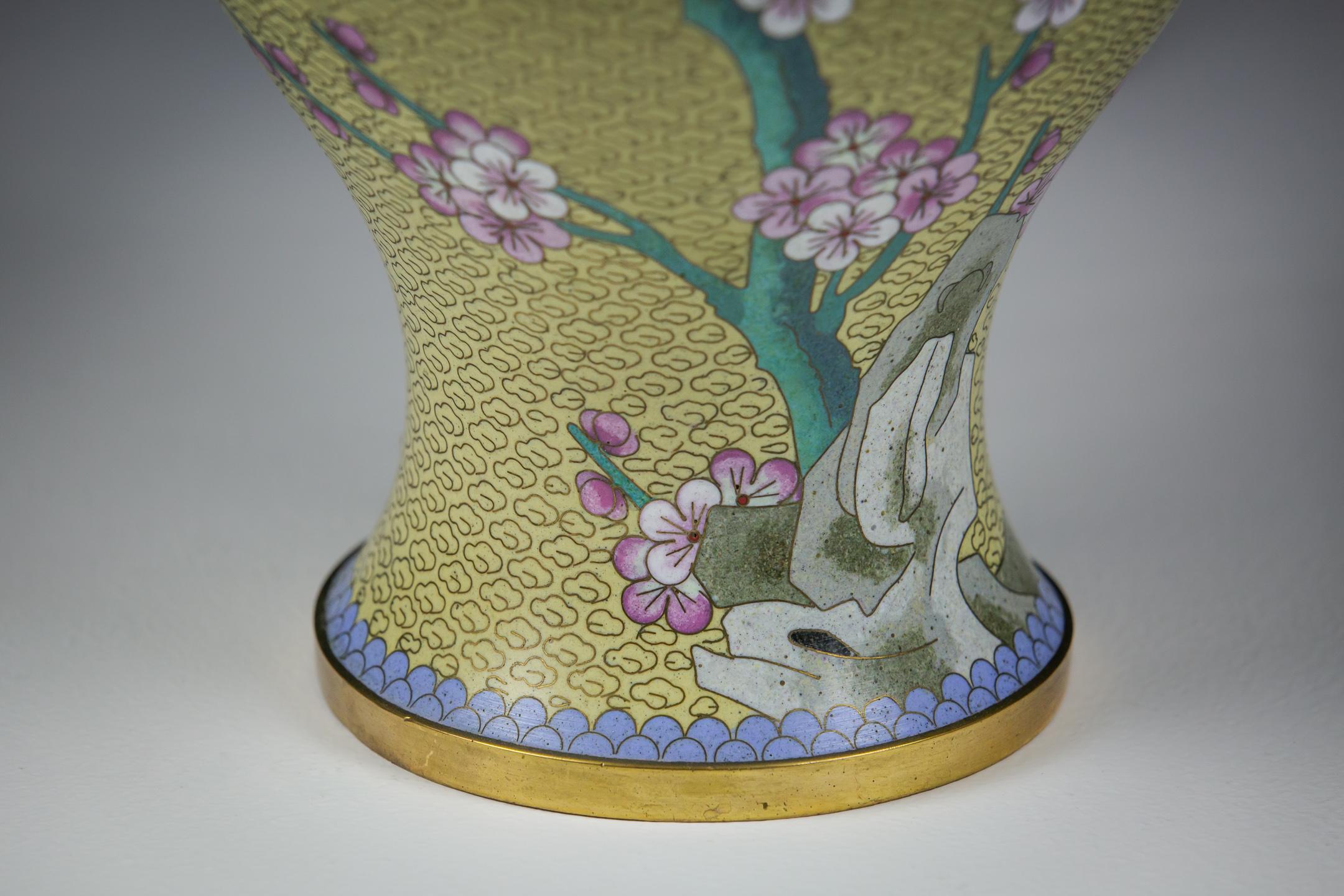 Émail Grand vase à pie cloisonné jaune du 20e siècle en guise de lampe en vente