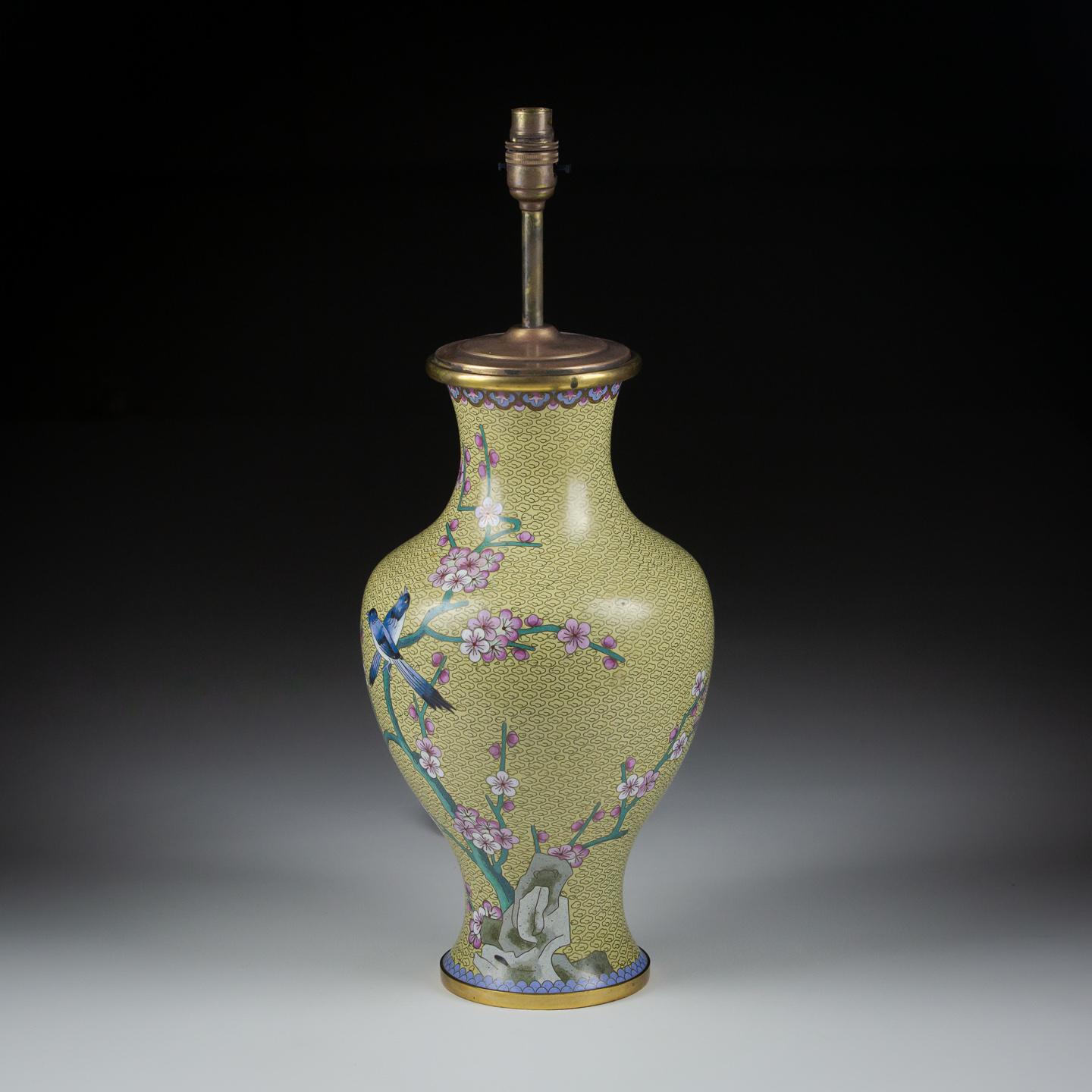 Grand vase à pie cloisonné jaune du 20e siècle en guise de lampe en vente 2