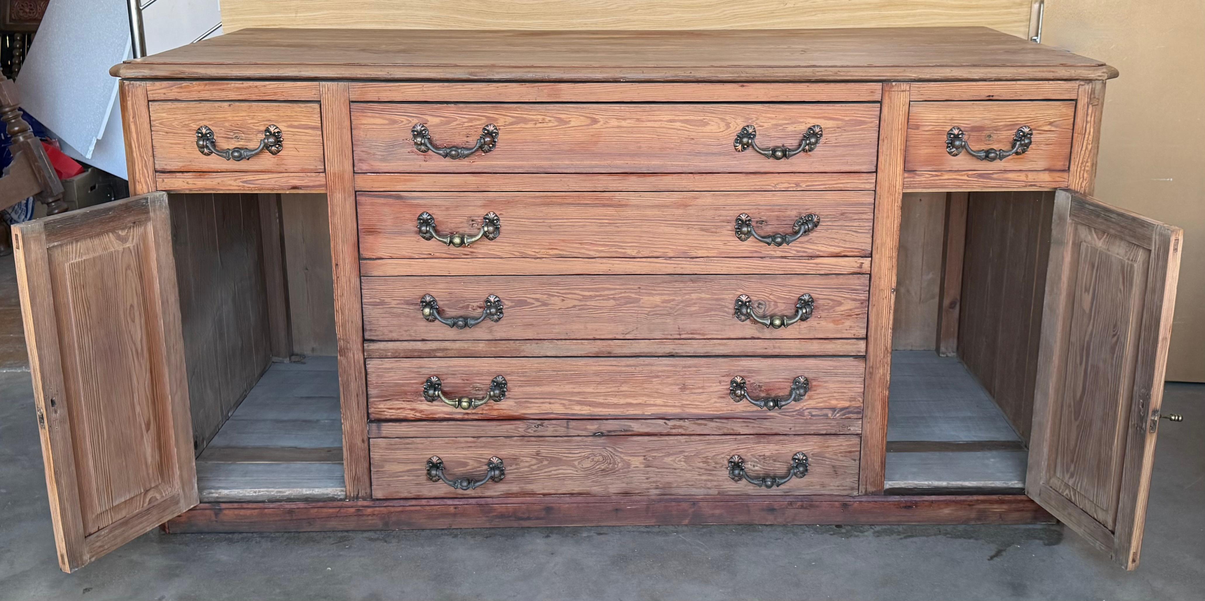 Large 20th Church Spanish Baroque Carved Walnut Tuscan Credenza or Buffet (Spanisch Kolonial) im Angebot