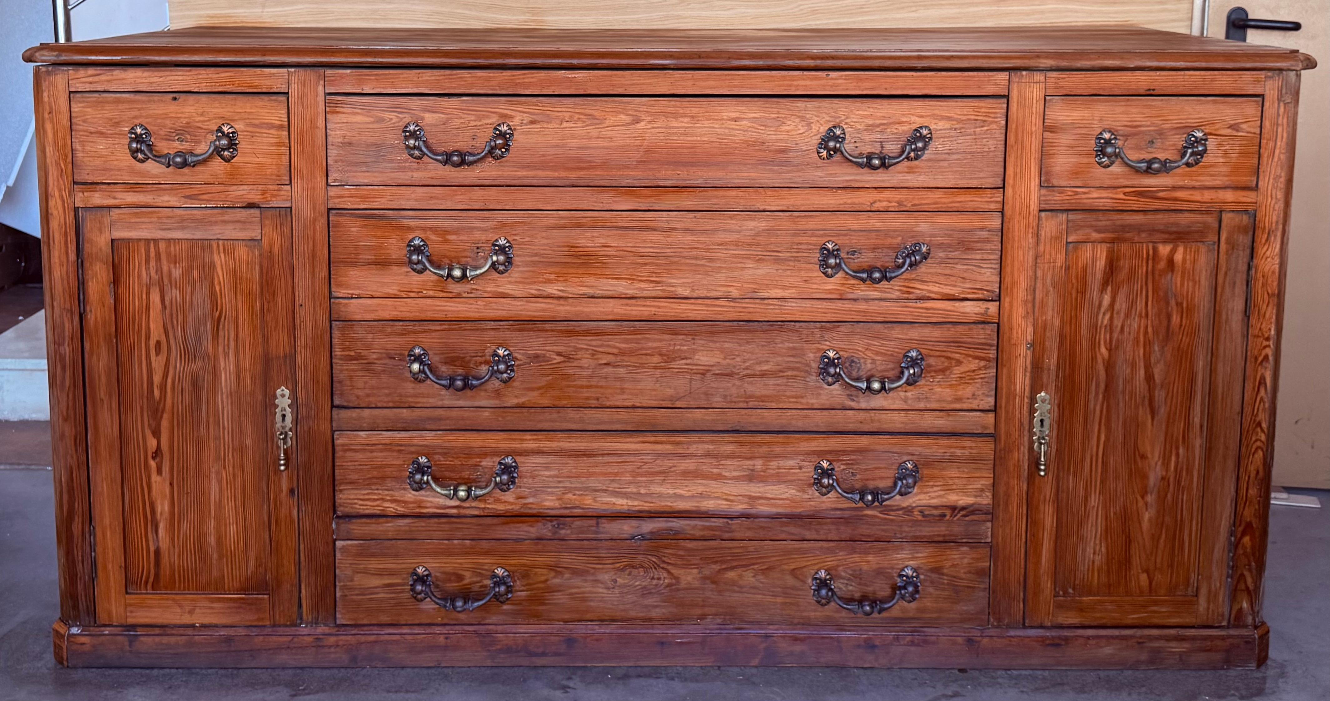 Large 20th Church Spanish Baroque Carved Walnut Tuscan Credenza or Buffet im Zustand „Gut“ im Angebot in Miami, FL