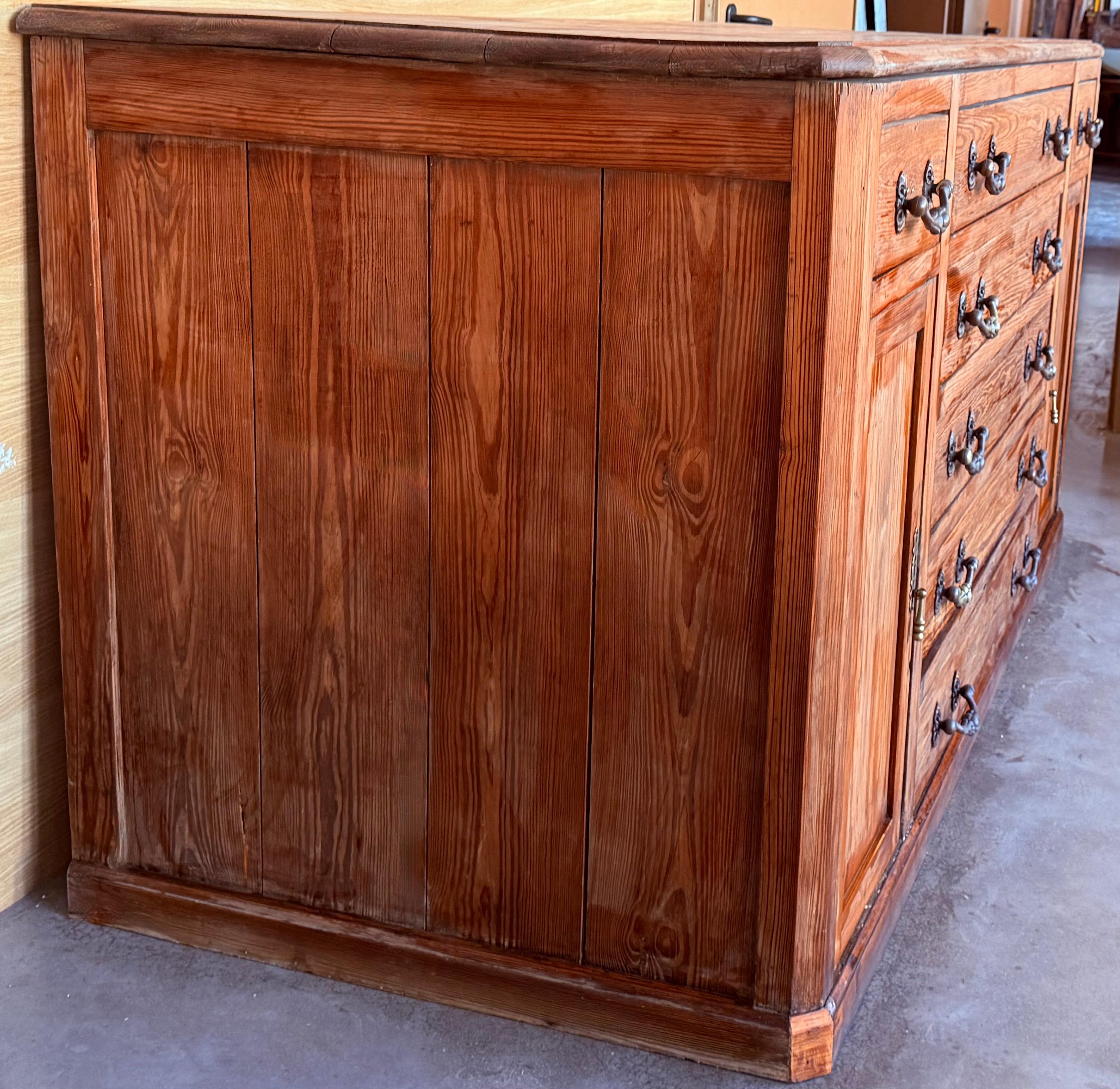 Large 20th Church Spanish Baroque Carved Walnut Tuscan Credenza or Buffet (20. Jahrhundert) im Angebot