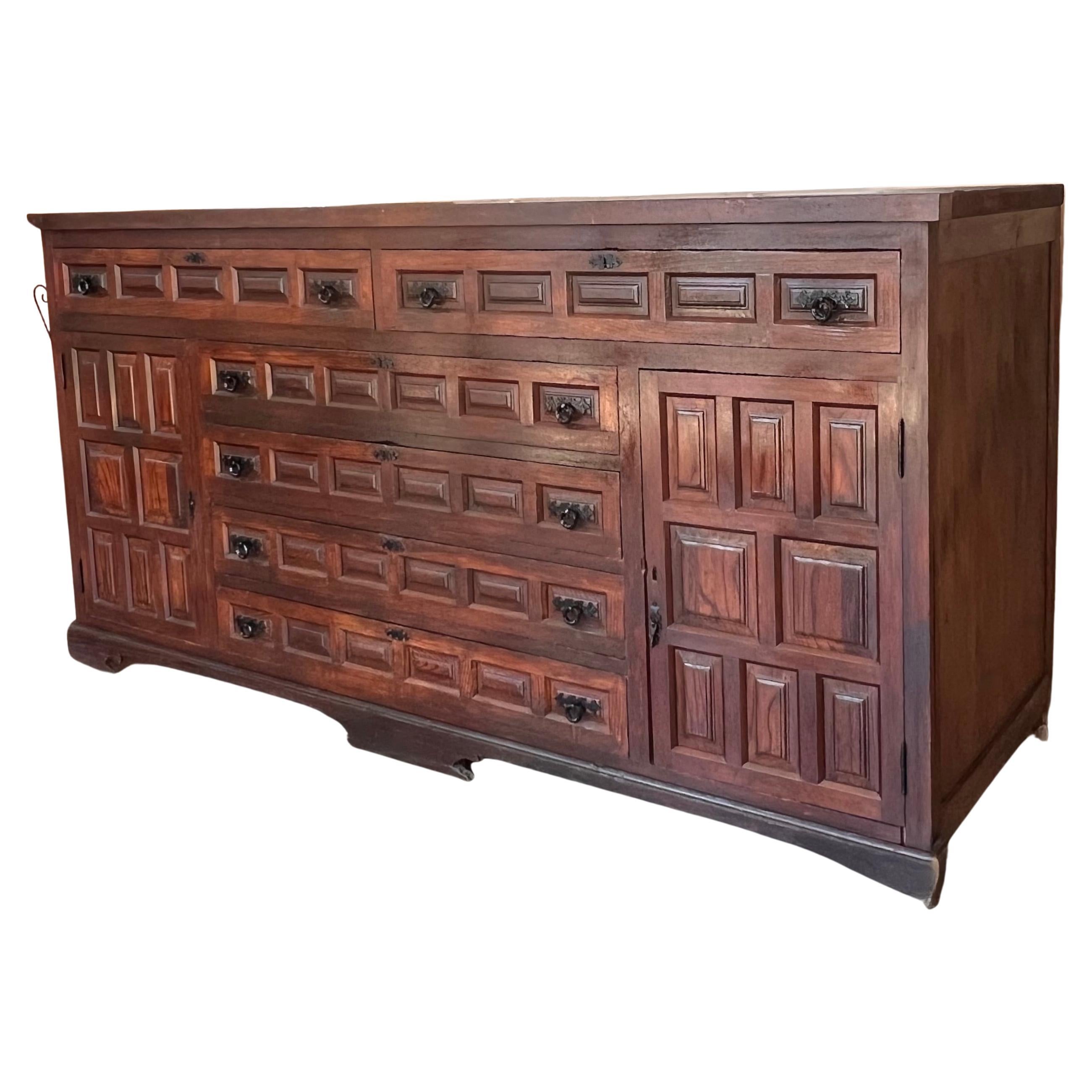 Gran credenza o aparador toscano barroco español del siglo XX tallado en nogal