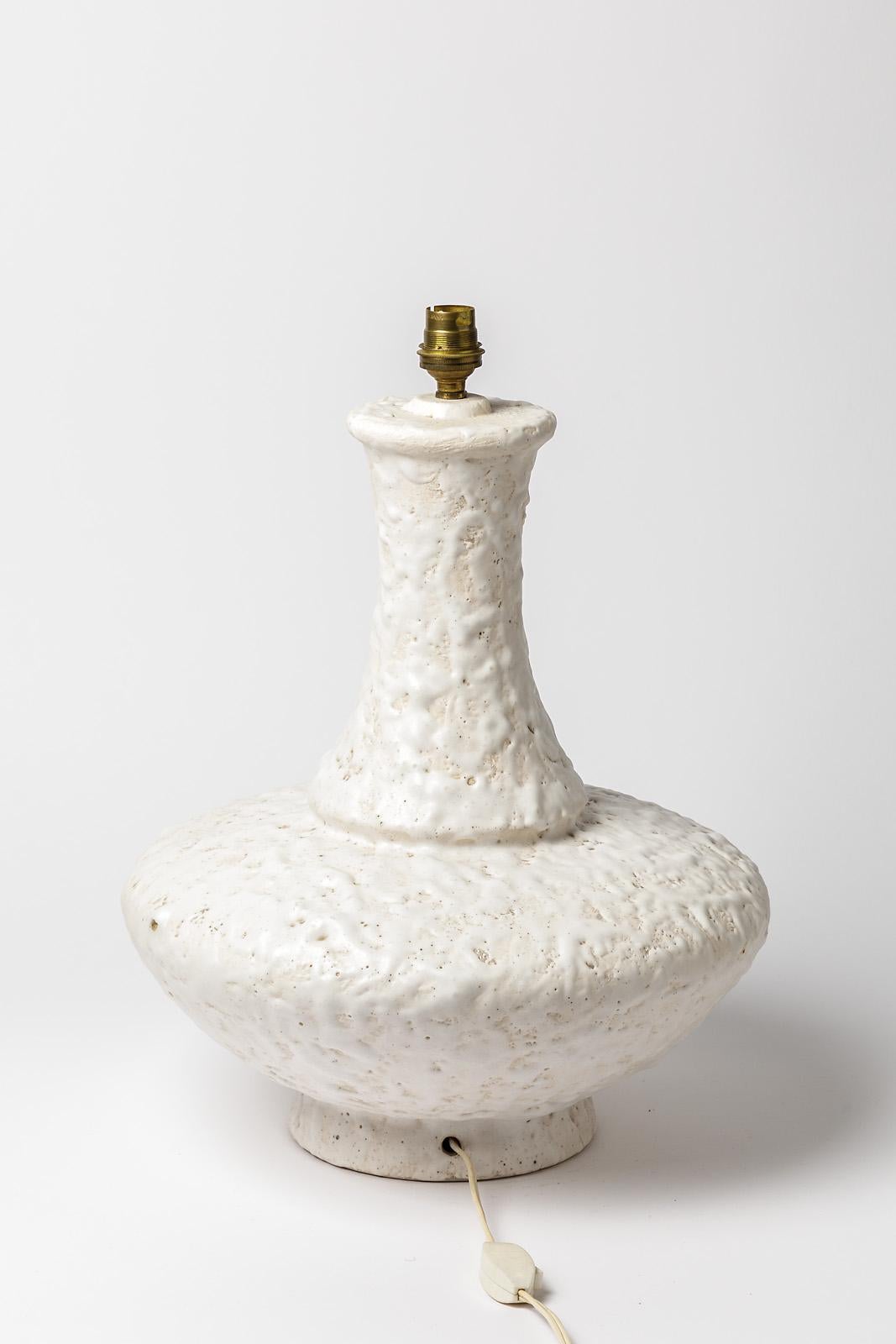 Französische Keramik-Tischlampe, um 1960

Elegante und große weiße Keramik-Tischlampe 

Abstrakte weiße Keramikglasurfarbe

Original perfekter Zustand

Abmessungen der Keramik: Höhe 39cm, groß 32cm
Mit elektrischer Anlage Höhe 45cm.