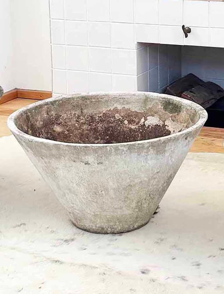 Mid-Century moderno Grande vaso in calcestruzzo conico da 21,65