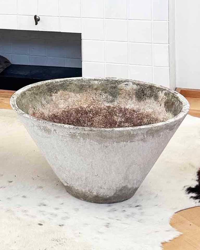 Mid-Century moderno Grande vaso in calcestruzzo conico da 21,65
