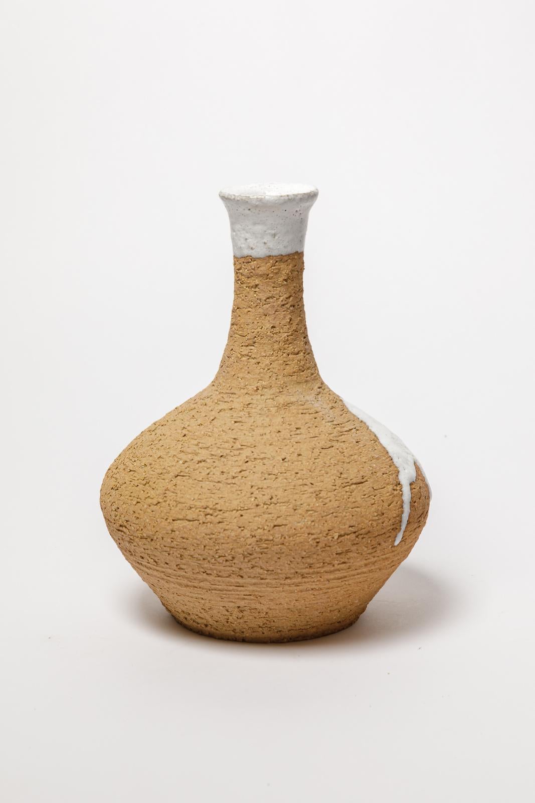 Grande vaso in ceramica stonewware bianco e marrone del 21° secolo, design ATOI 2010 In condizioni ottime in vendita a Neuilly-en- sancerre, FR
