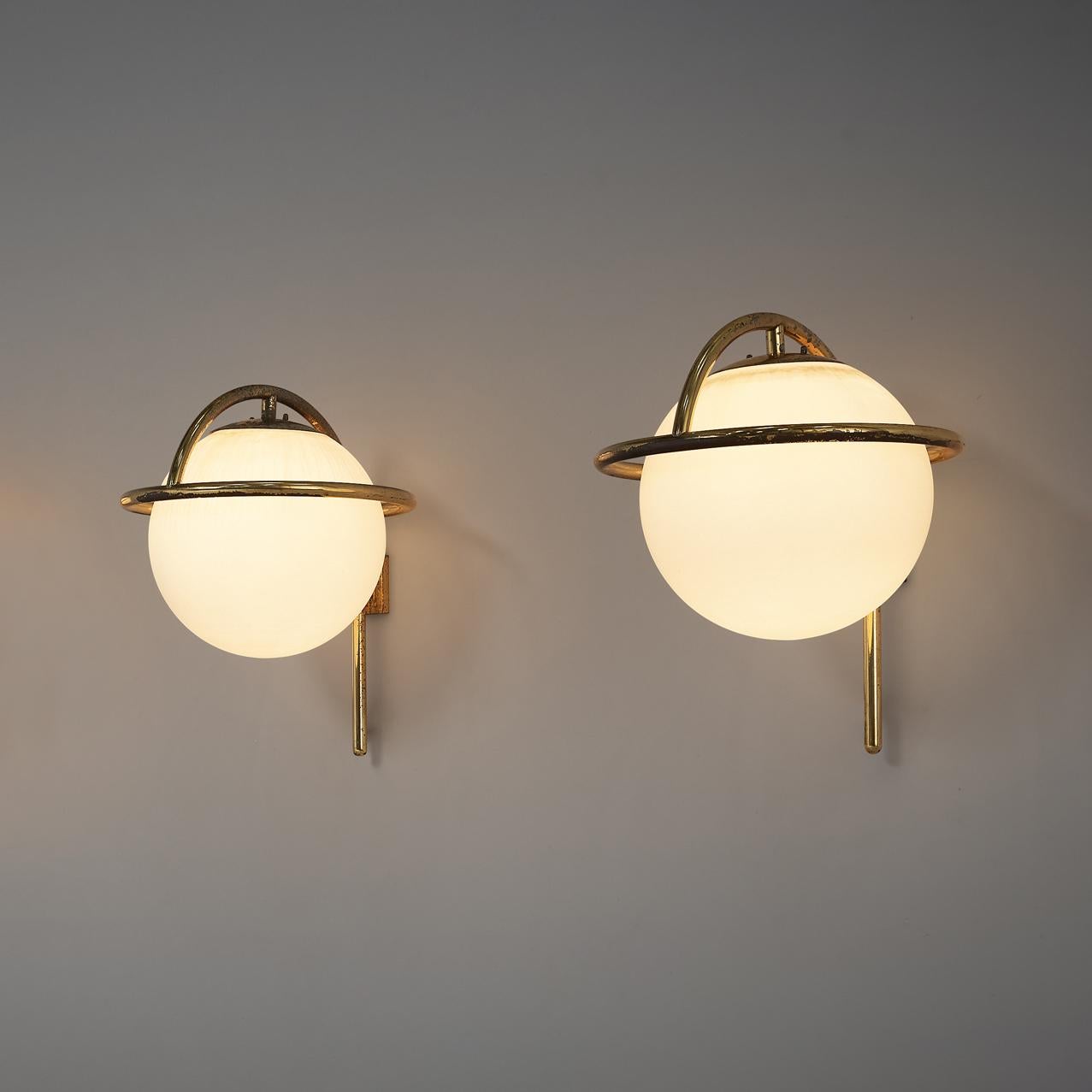 Italian Wall Lights in Brass and Opaline Glass In Good Condition In Waalwijk, NL