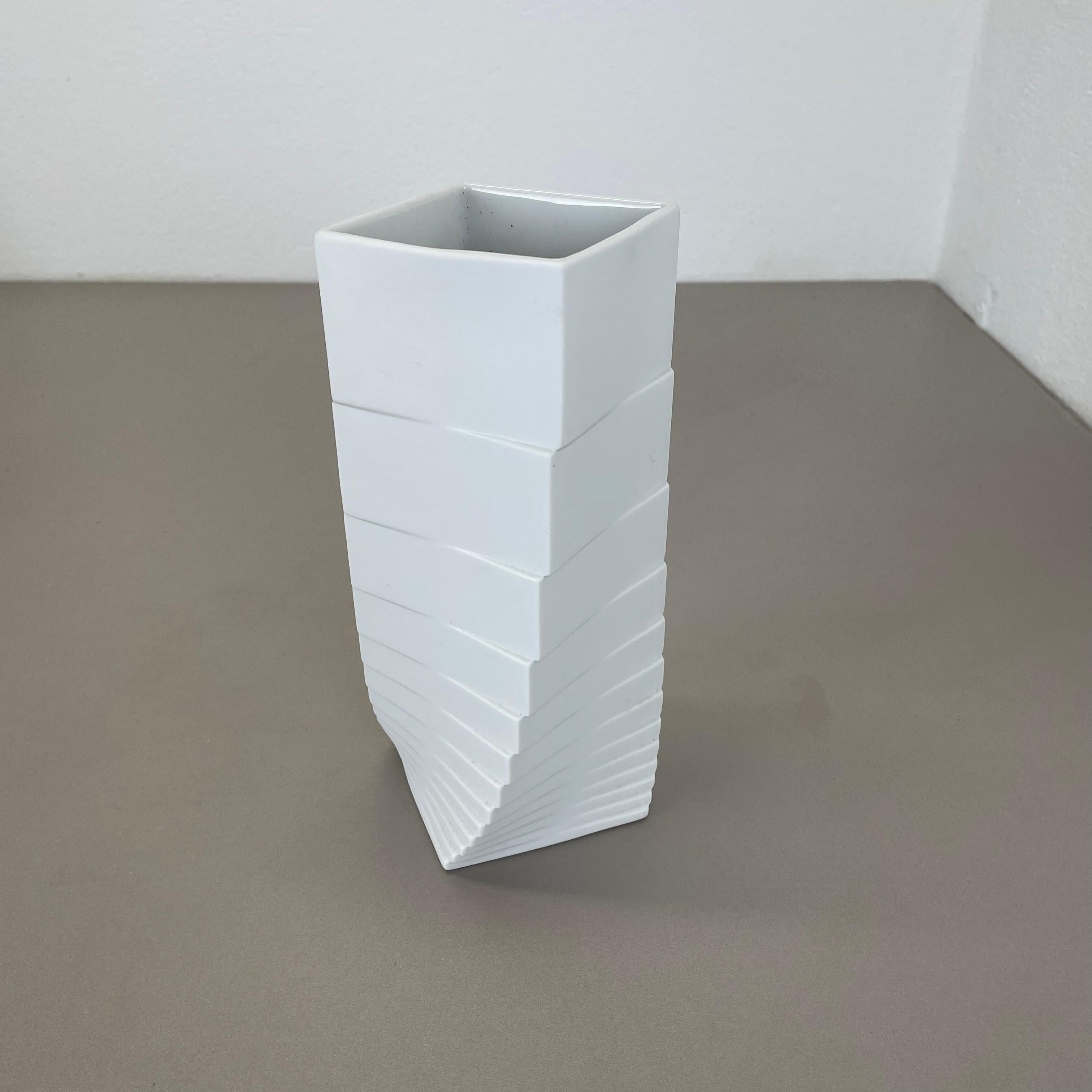 Articolo:

Vaso in porcellana OP Art


Produttore:

Rosenthal, Germania


Progettista:

Martin Freyer




Decennio:

1970s




Questo vaso vintage originale OP Art è stato prodotto negli anni '70 in Germania. È realizzato in porcellana con una