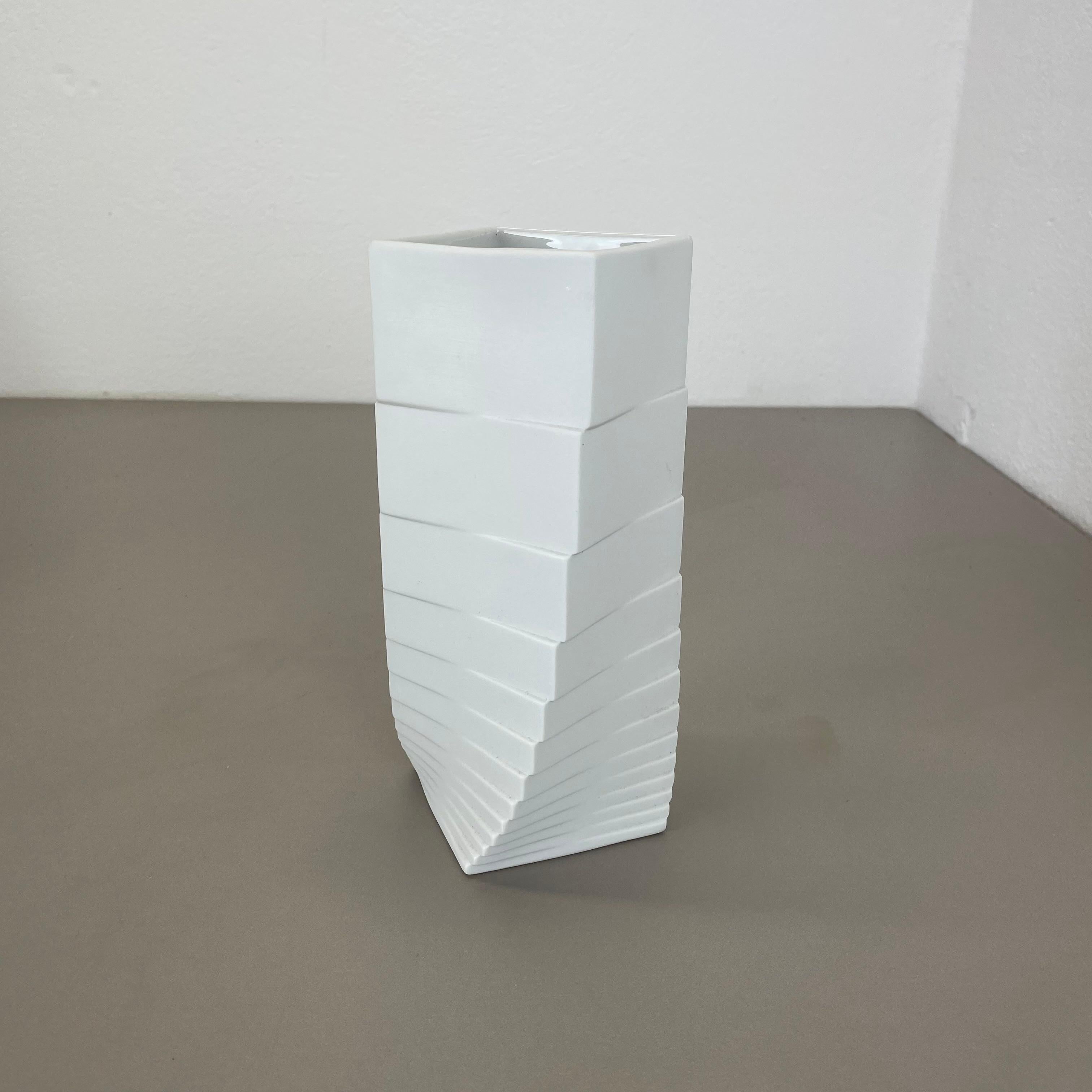 Mid-Century moderno Grande vaso OP Art Vase di 22 cm Vaso in porcellana di Martin Freyer per Rosenthal, Germania in vendita