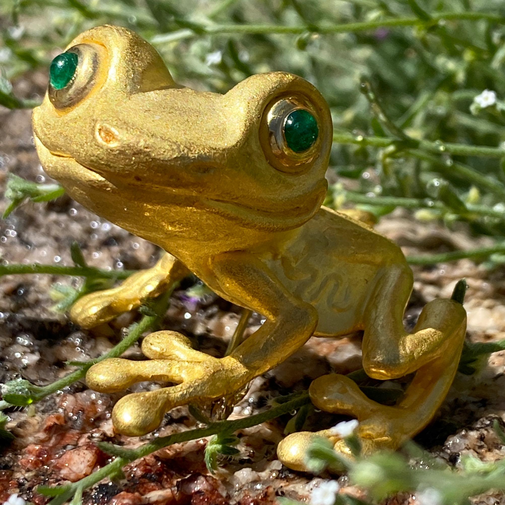 Large 22K Yellow Gold Tree Frog Brooch with Emerald Eyes 3
