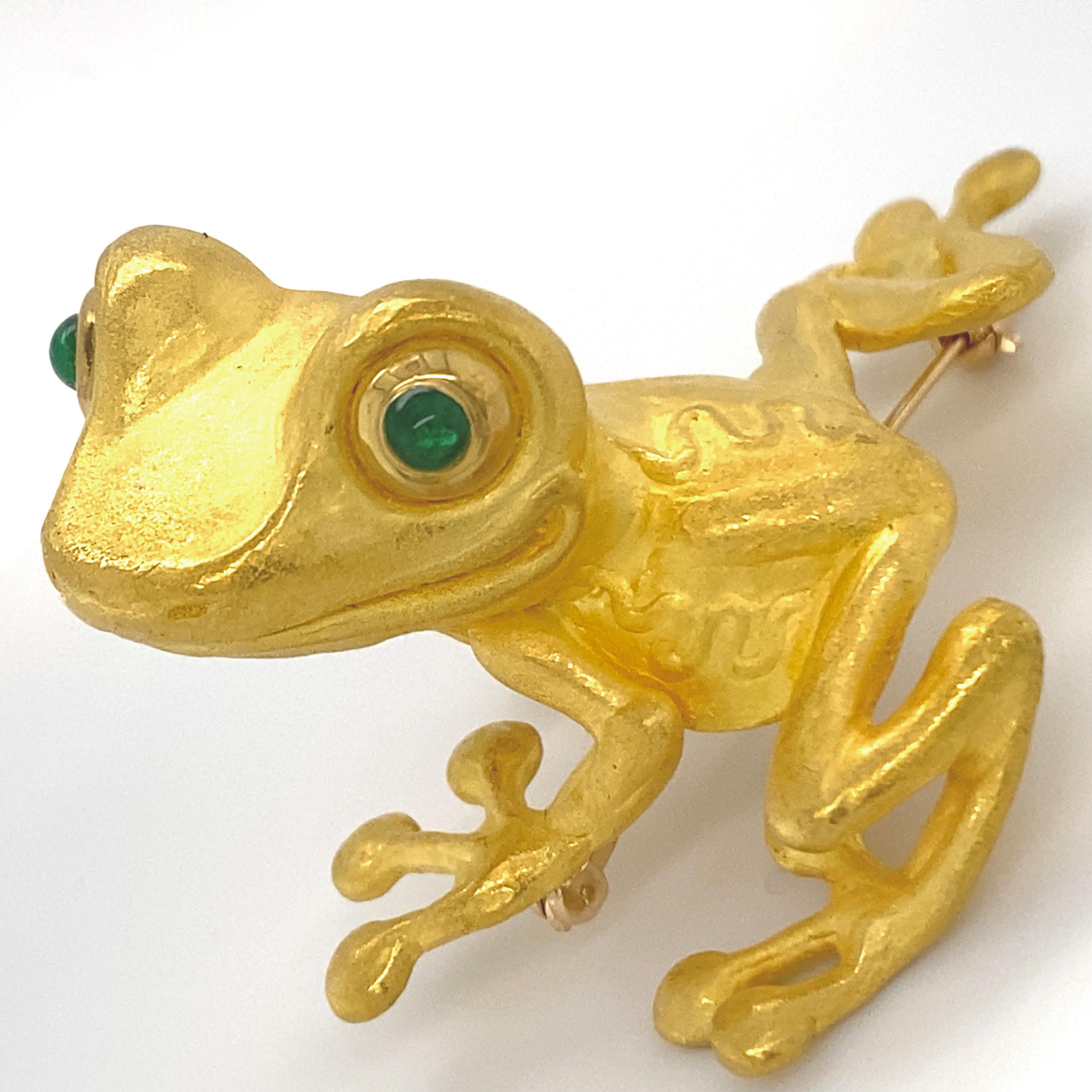 Large 22K Yellow Gold Tree Frog Brooch with Emerald Eyes In Excellent Condition In Sherman Oaks, CA