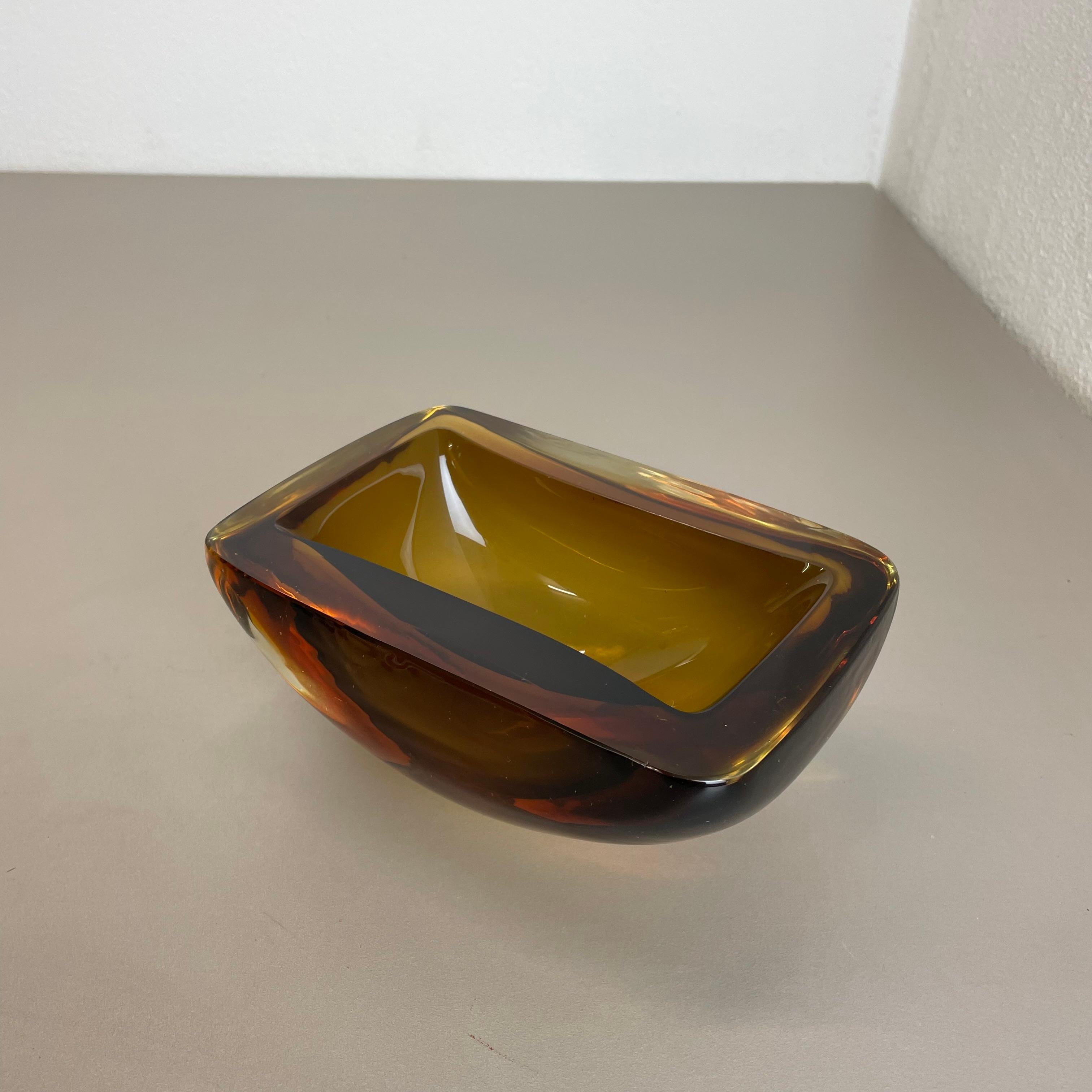 Großer Aschenbecher aus 2.2kg Glas mit „ Multicolor“-Schalenelement in Muschelform aus Murano, Italien, 1970 im Zustand „Gut“ im Angebot in Kirchlengern, DE